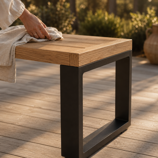Detailaufnahme der Sitzbank Urban aus massiver Eiche mit schwarzer Stahlkufe und hochwertiger Holzmaserung. Moderne Gartenbank aus Eichenholz mit pulverbeschichtetem Stahlgestell auf heller Holzterrasse.