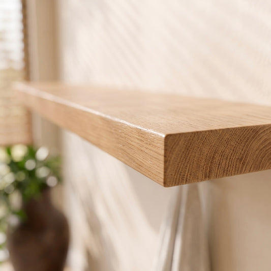 Detailaufnahme des schwebenden Wandregals ECO aus furnierter Eiche. Hochwertige Holzmaserung und präzise Kantenverarbeitung.