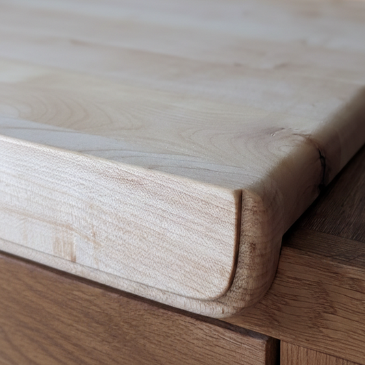 Detailansicht der sauber abgerundeten Kante eines Backbretts aus massivem Ahorn