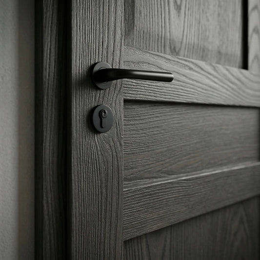 Detailaufnahme einer Innentür aus Esche Graphit mit schwarzem Türgriff und sichtbarer Holzstruktur
