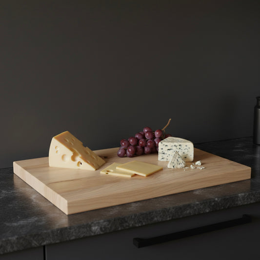Schneidebrett aus Buche Massivholz mit Käse und Trauben auf dunkler Küchenarbeitsfläche