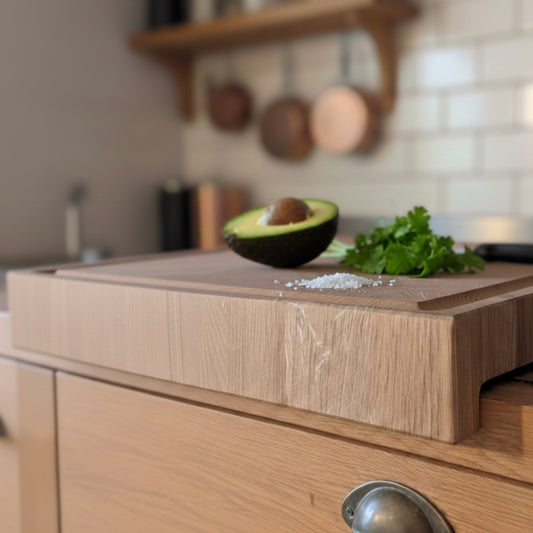 Stirnholz Schneidebrett aus Eiche Massivholz mit Anschlagkante – handgefertigtes Schneidebrett aus massivem Eichenholz in moderner Küche