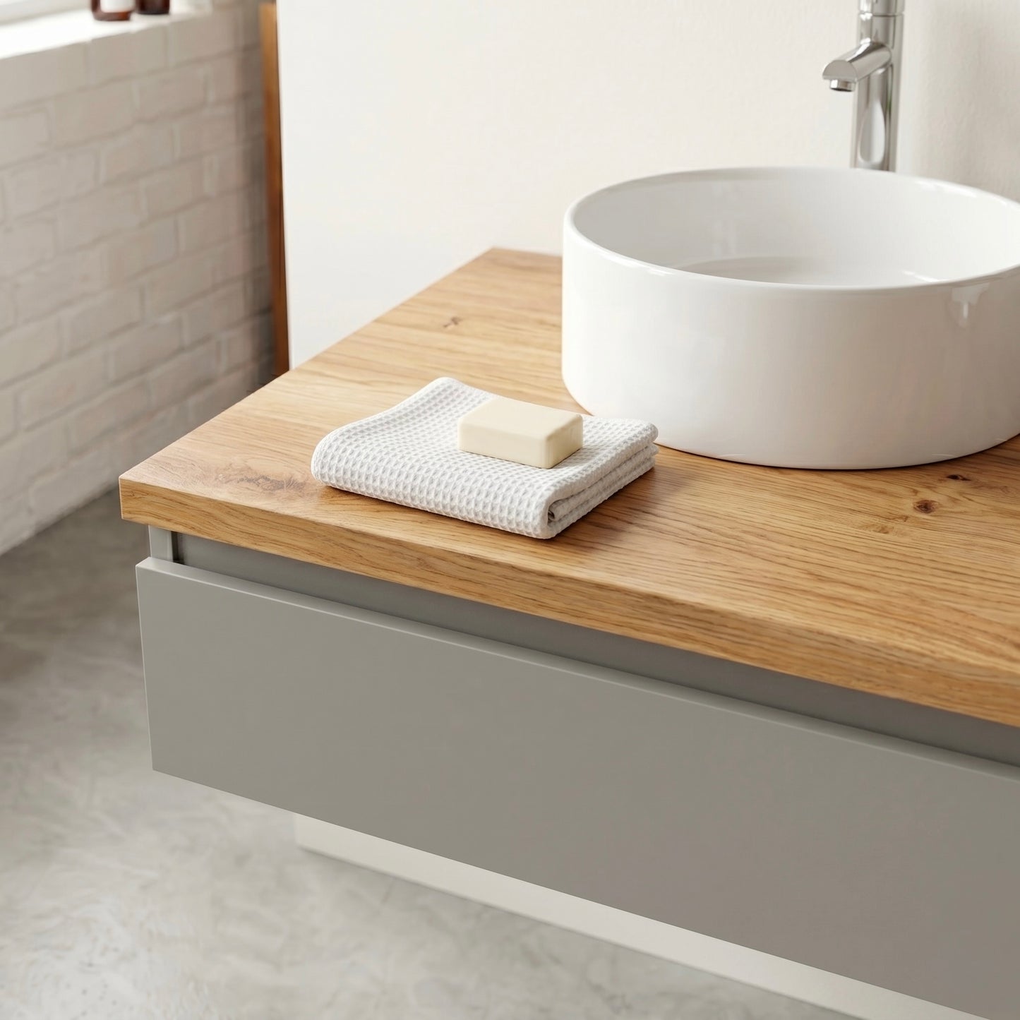 Detailaufnahme des Linea Soft Duo Waschtischs aus Eiche mit weißem Aufsatzwaschbecken, Holzplatte und minimalen Badaccessoires in hellem Badezimmer