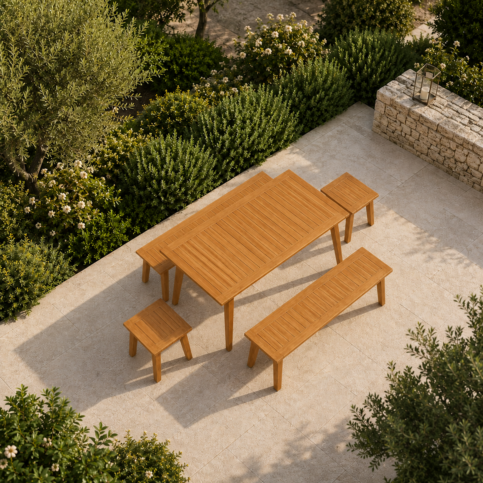 Draufsicht auf das Gartenmöbel-Set Terra Plus aus massiver Eiche mit Gartentisch, zwei Sitzbänken und zwei Hockern. Die Lamellenoptik, die leicht ausgestellten Beine und das harmonisch abgestimmte Design kommen auf der hellen Terrasse besonders gut zur Geltung.
