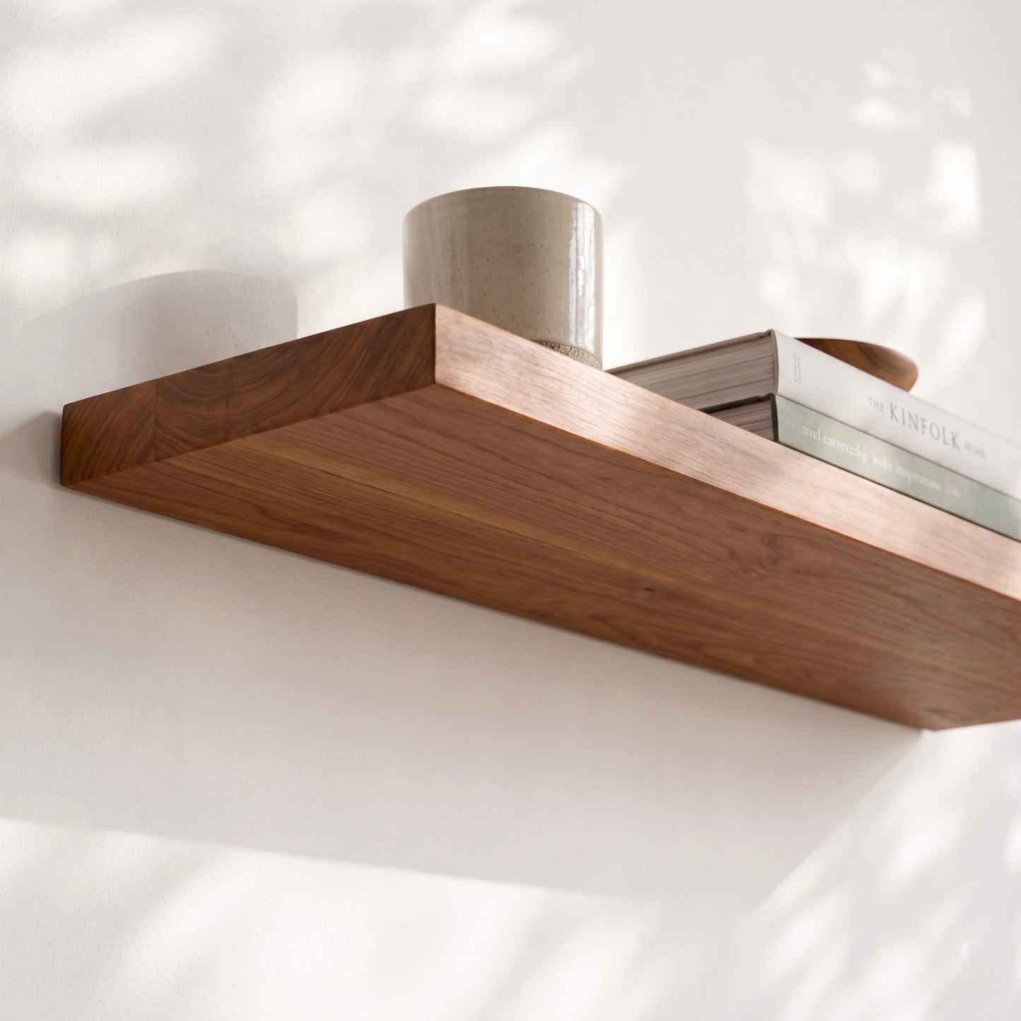 Kirschbaum Wandregal ECO aus furniertem Kirschbaum mit verdeckter Wandhalterung. Detailaufnahme der warmen Kirschbaum-Maserung und hochwertigen Furnieroberfläche in natürlicher Holzoptik.