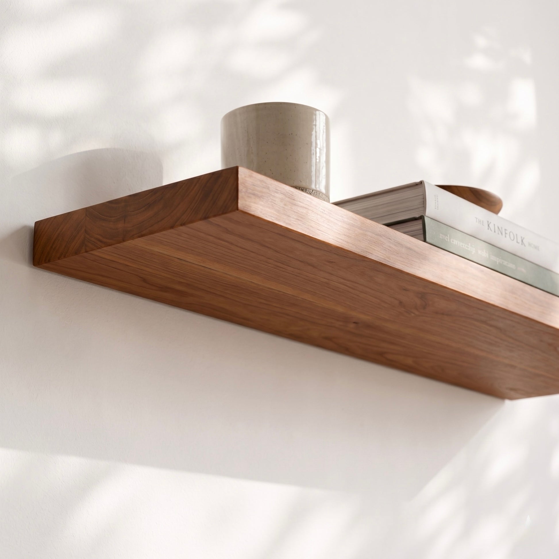 Kirschbaum Wandregal ECO aus furniertem Kirschbaum mit verdeckter Wandhalterung. Detailaufnahme der warmen Kirschbaum-Maserung und hochwertigen Furnieroberfläche in natürlicher Holzoptik.