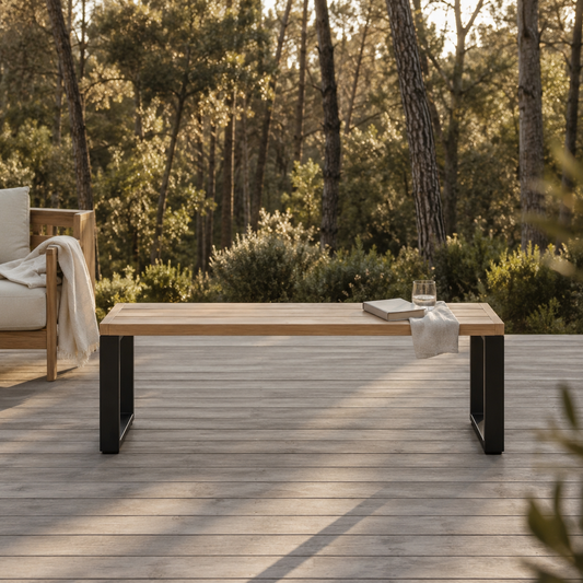 Moderne Sitzbank Urban aus massiver Eiche mit schwarzem Stahlgestell auf heller Holzterrasse. Gartenbank aus Eichenholz mit minimalistischer Sitzfläche und pulverbeschichteten Stahlkufen im Outdoor-Bereich.