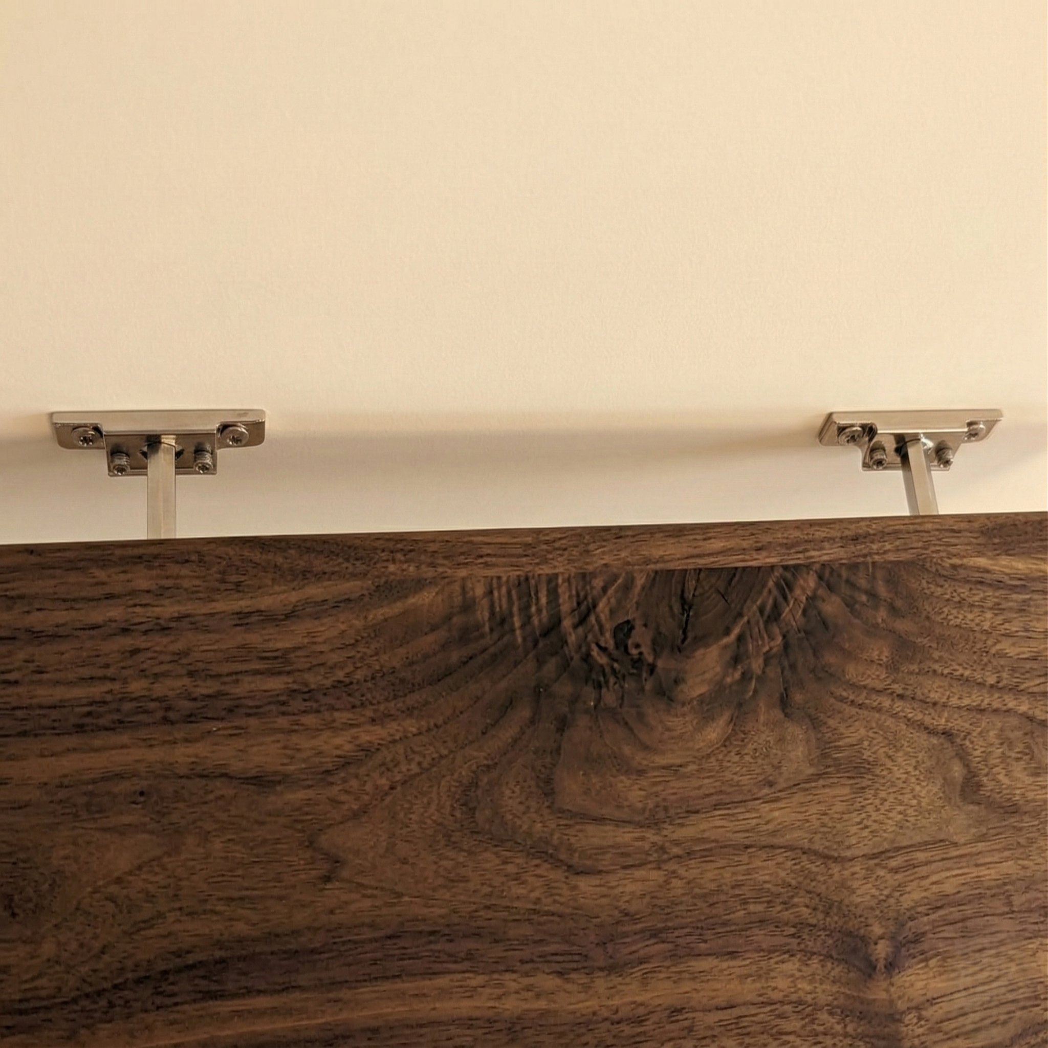 Schwebendes Wandregal – Nussbaum Eco