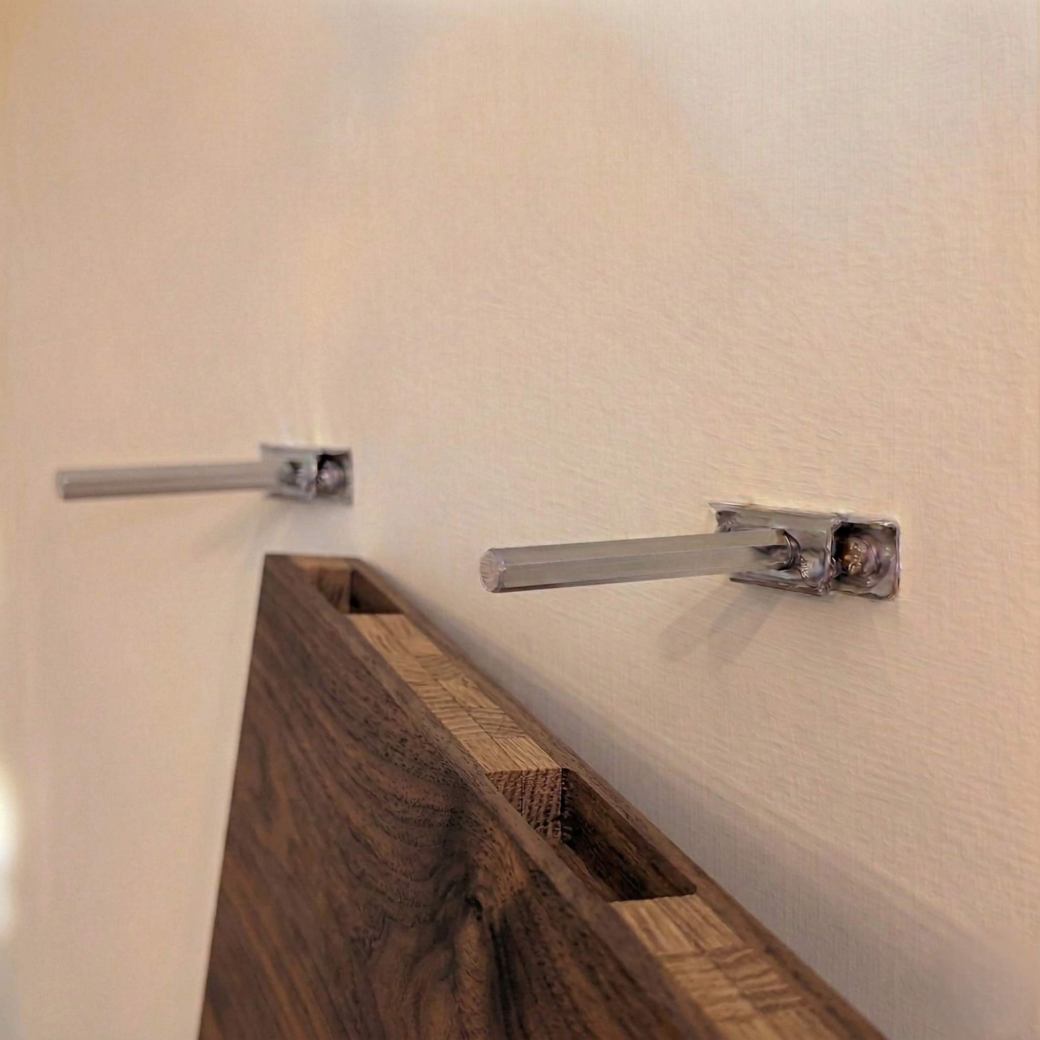 Schwebendes Wandregal – Nussbaum Eco