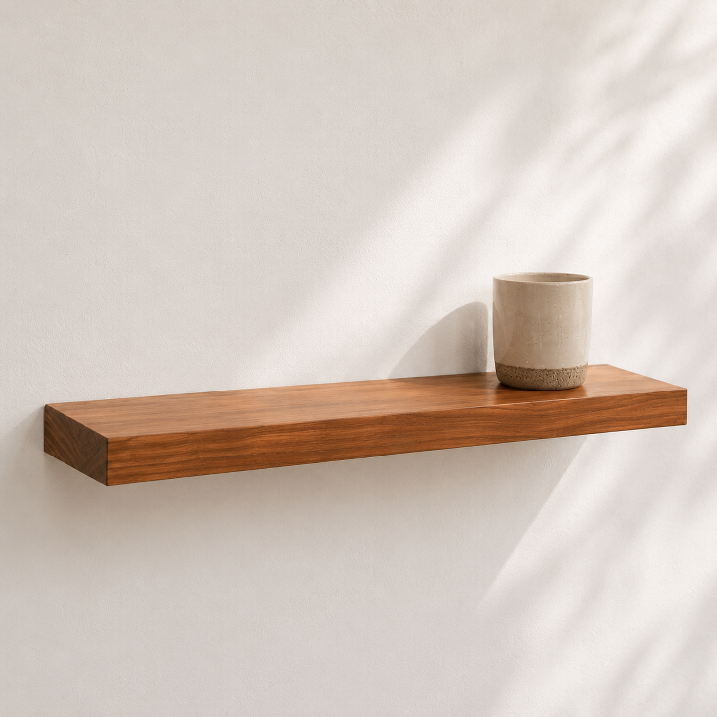 Schwebendes Wandboard ECO aus furniertem Kirschbaum mit verdeckter Wandhalterung. Warmes Wandregal mit feiner Kirschbaum-Maserung und hochwertiger Furnieroberfläche in natürlicher Holzoptik.