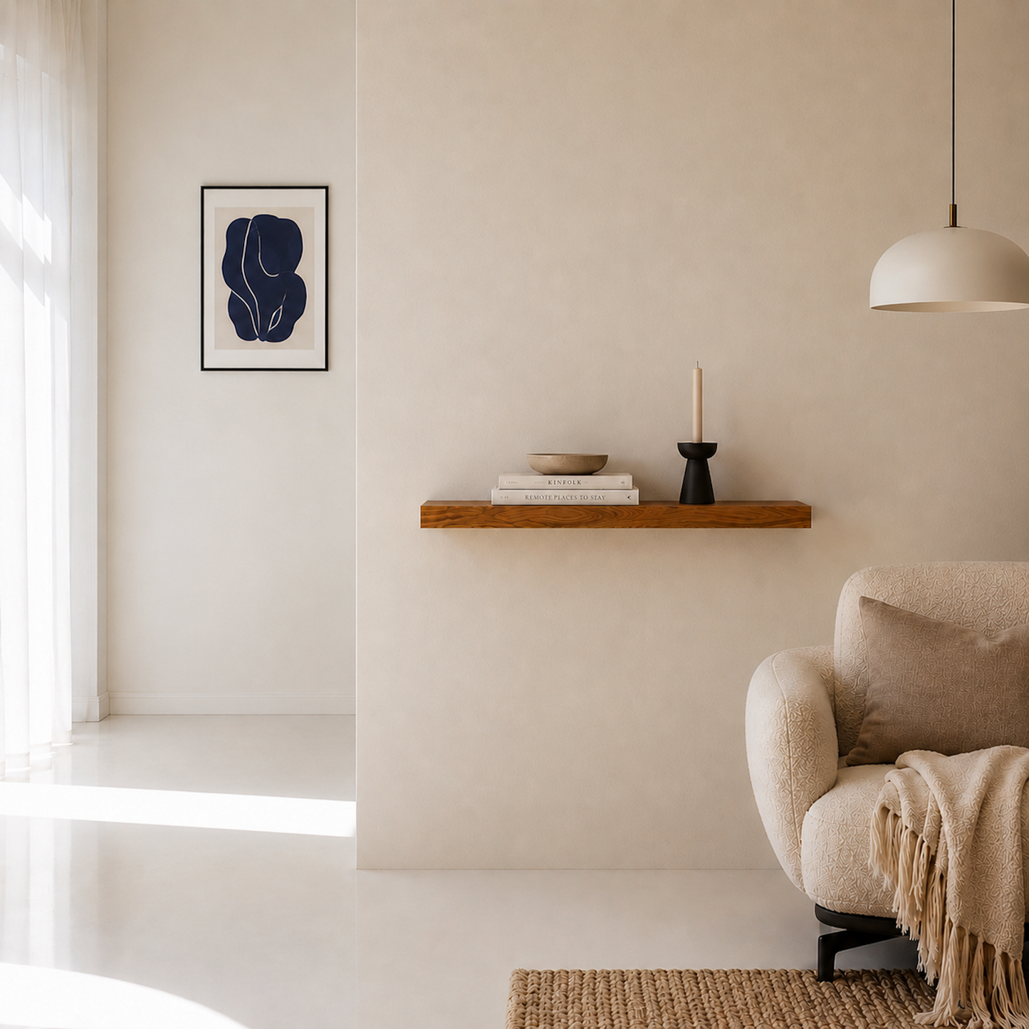 Schwebendes Wandregal ECO aus furnierter Ulme in natürlicher Holzoptik, unsichtbare Wandhalterung, modernes Wandboard im Wohnbereich mit Büchern und Dekoration.