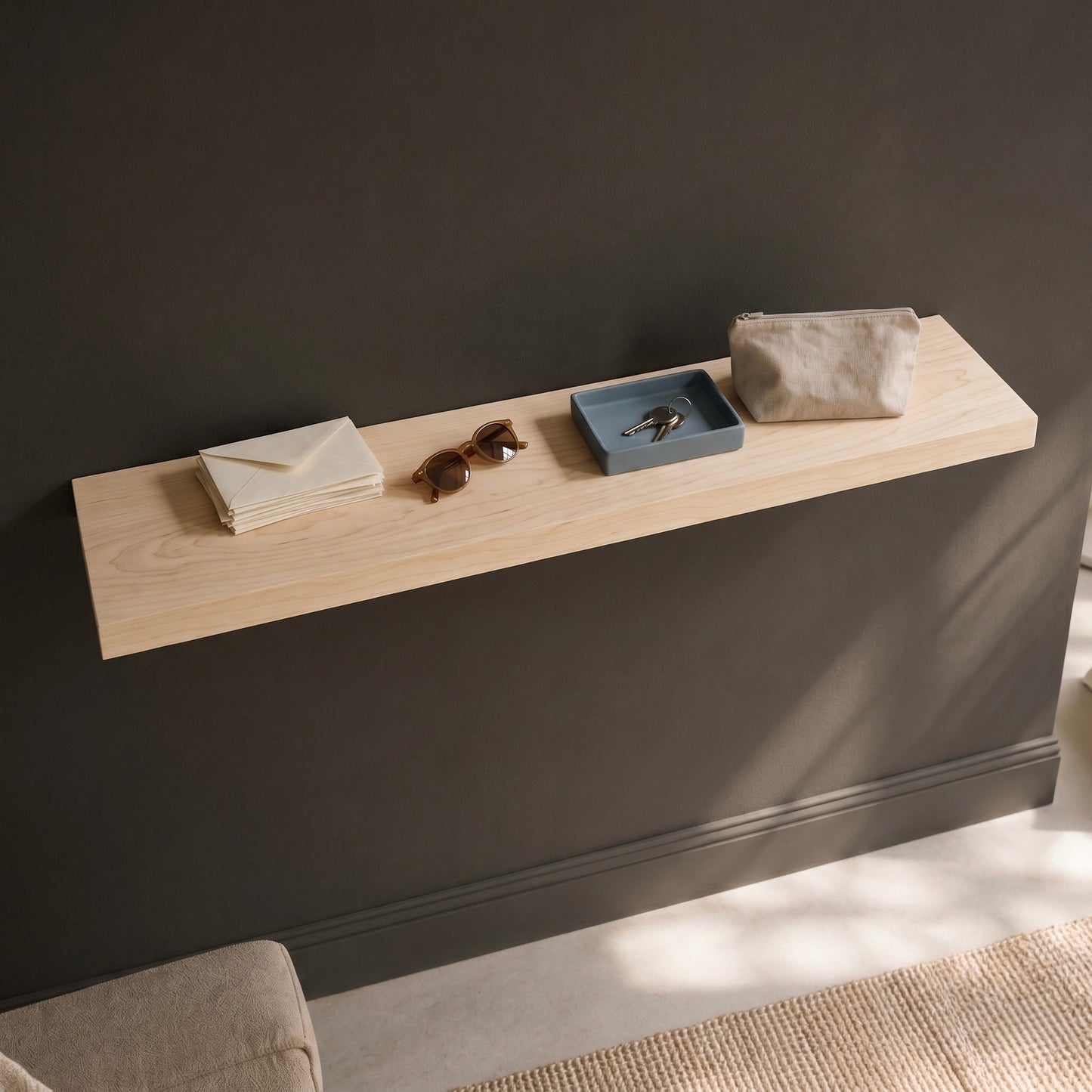Schwebendes Wandregal aus Ahorn Massivholz an dunkler Wand mit Schlüsseln, Sonnenbrille und minimalistischer Dekoration im modernen Wohnstil bei natürlichem Tageslicht