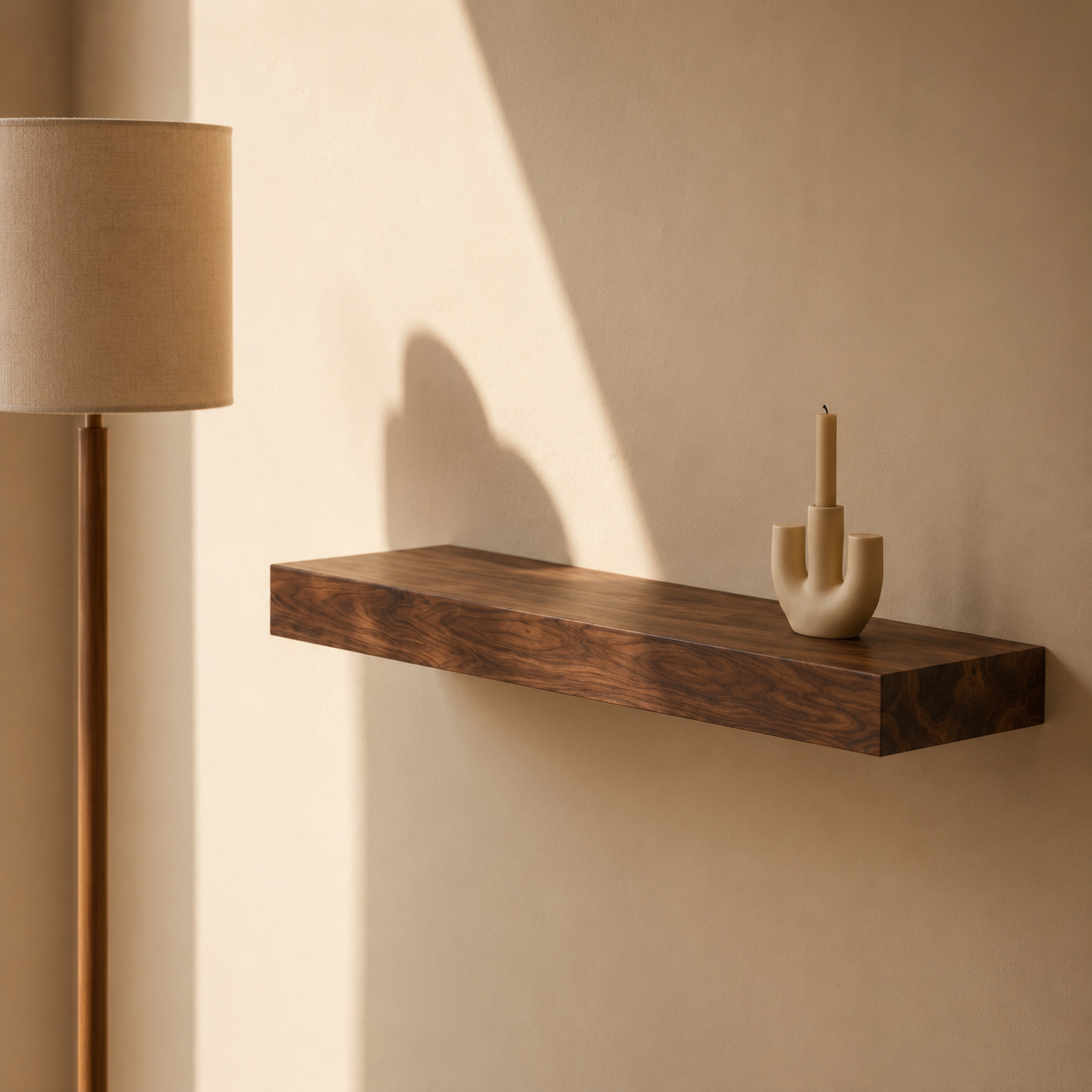 Schwebendes Wandregal aus Nussbaum Massivholz mit dunkler Holzmaserung und Kerzenhalter in modernem Wohnraum bei warmem Sonnenlicht und minimalistischer Japandi-Einrichtung