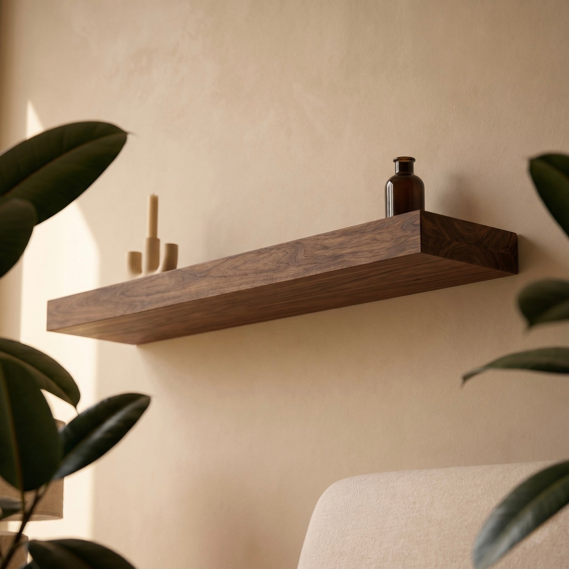 Schwebendes Wandregal aus Nussbaum Massivholz mit markanter Holzmaserung in modernem Japandi-Wohnzimmer mit Pflanzen, Keramikdeko und warmem Tageslicht an heller Wand