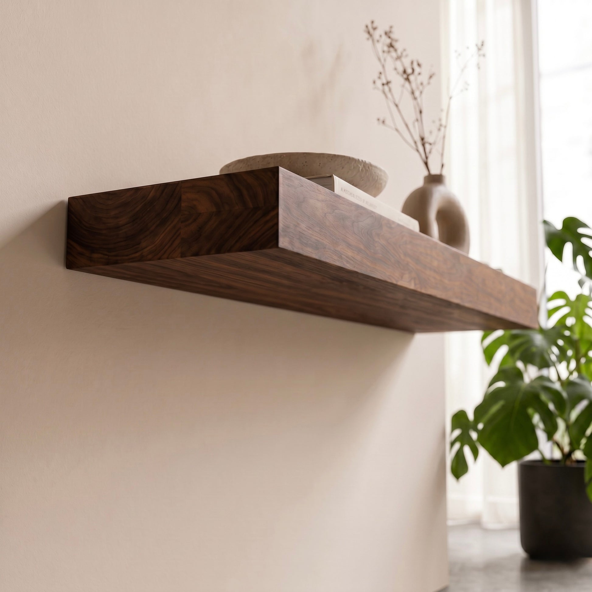 Schweberegal ECO aus furniertem Nussbaum mit verdeckter Wandhalterung. Detailansicht der charakteristischen Nussbaum-Maserung und hochwertigen Furnieroberfläche in dunkler Holzoptik.