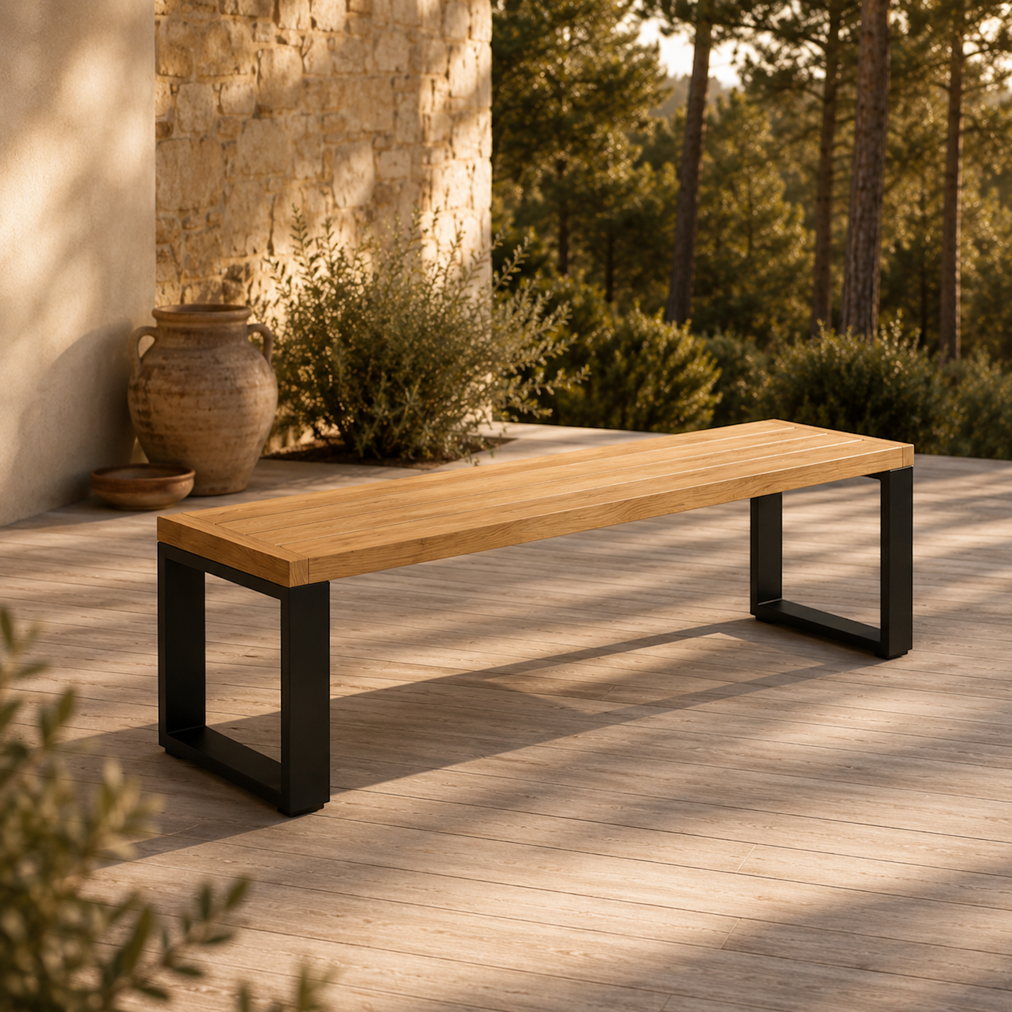 Minimalistische Sitzbank Urban aus massiver Eiche mit schwarzem Stahlgestell auf heller Terrasse im warmen Abendlicht. Moderne Outdoor-Szene mit Natursteinwand, Keramikvase und Waldlandschaft im Hintergrund.