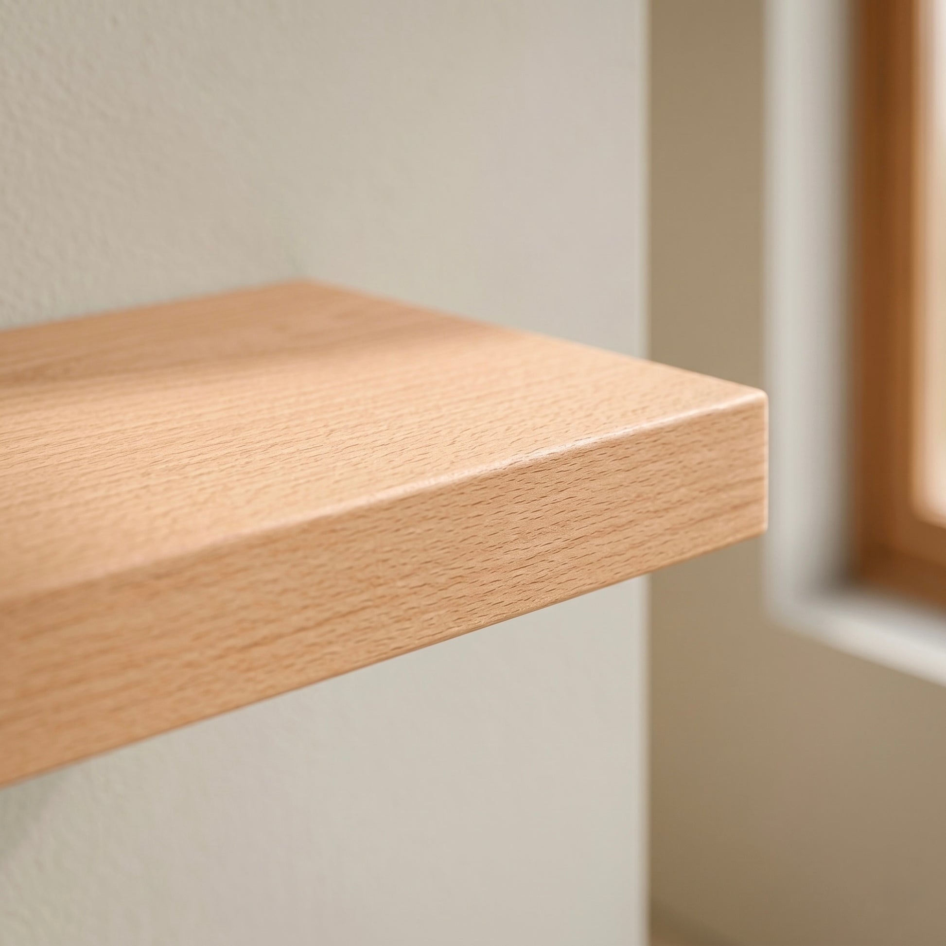 Detailaufnahme eines Wandboards ECO aus furnierter Buche mit verdeckter Befestigung. Feine Buchen-Maserung, präzise Kantenverarbeitung und hochwertige Furnieroberfläche in heller Holzoptik.