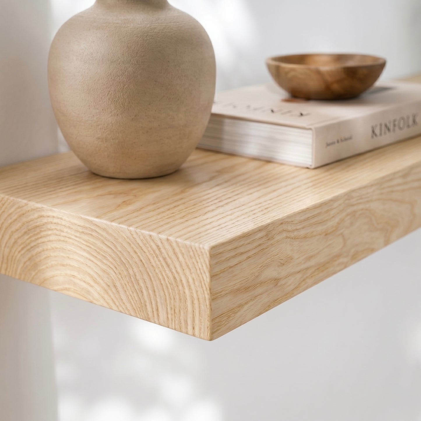 Detailaufnahme eines Wandboards ECO aus furnierter Esche mit verdeckter Befestigung. Helle Esche-Maserung, präzise Kantenverarbeitung und hochwertige Furnieroberfläche.
