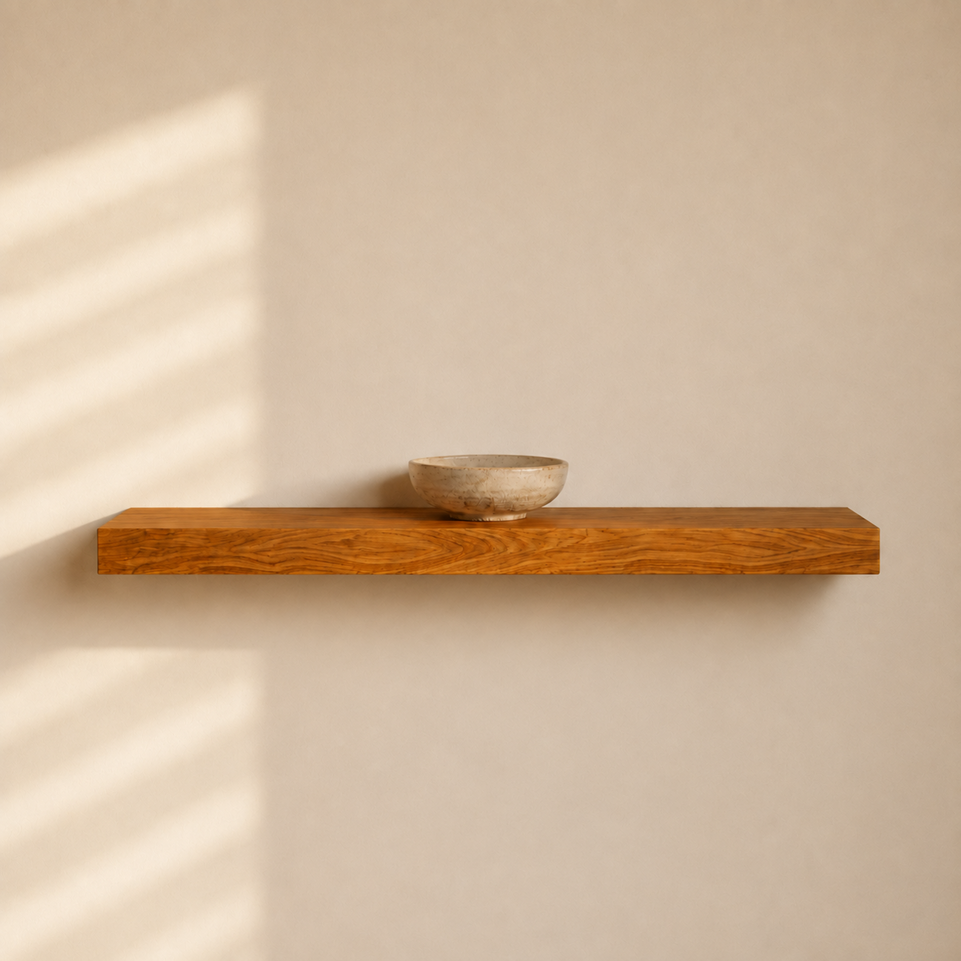 Schwebendes Wandregal ECO aus furnierter Ulme mit natürlicher Holzmaserung und verdeckter Befestigung, minimalistisches Wandboard in modernem Wohnambiente.
