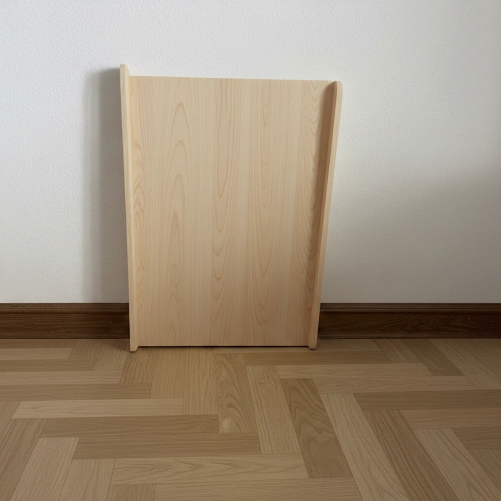 Aufgestelltes Backbrett aus massivem Ahorn in Frontalansicht