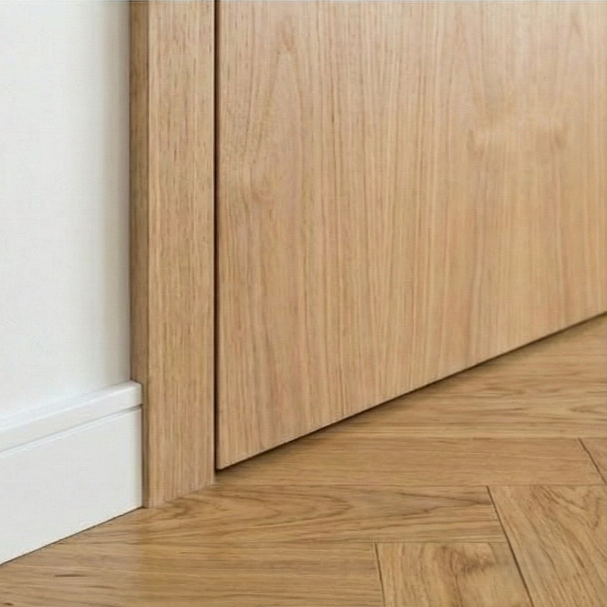 Detail der Design-Innentür Cross Line aus Eiche mit flächenbündigem Bodenanschluss und präziser Zargenverarbeitung