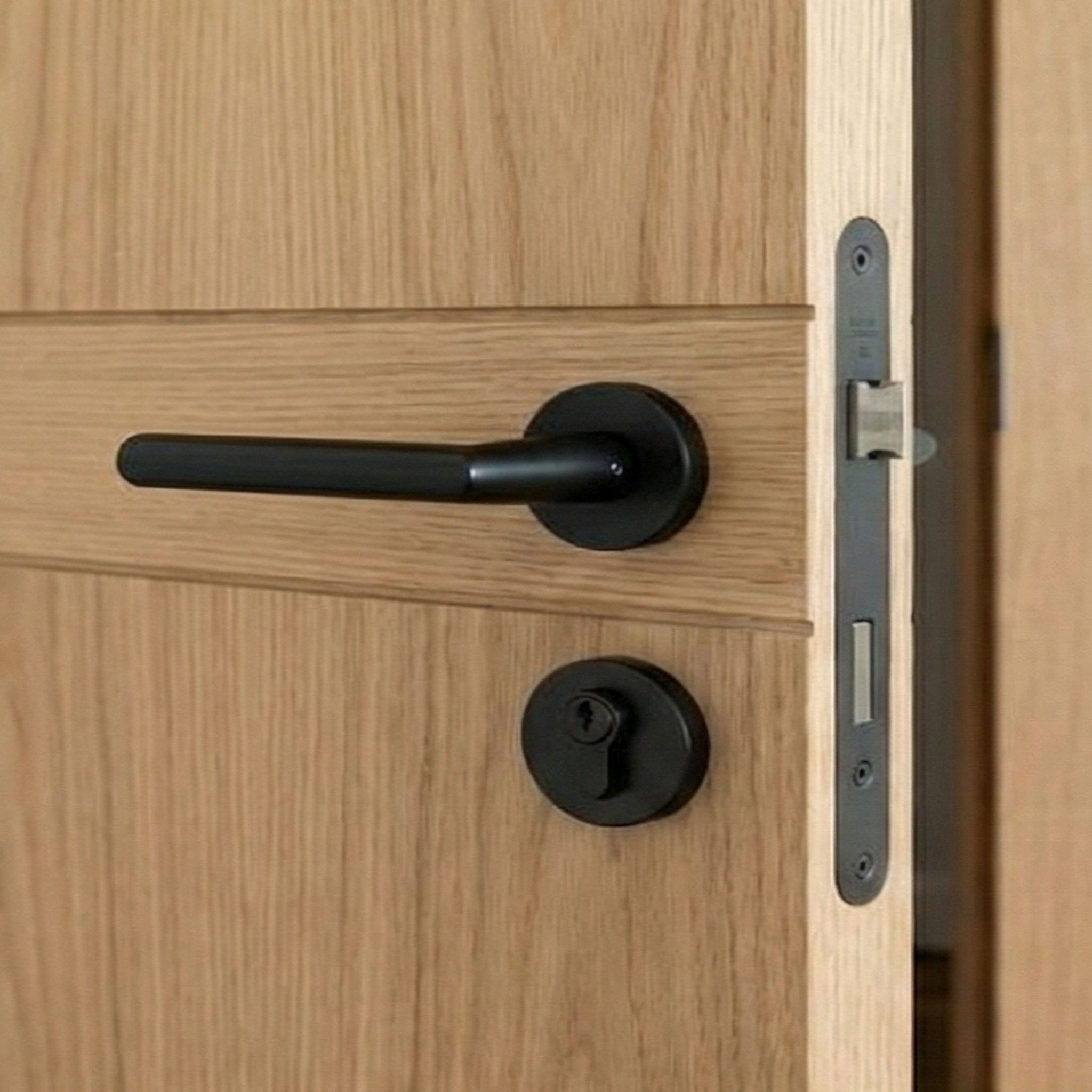 Detail der Design-Innentür Cross Line aus Eiche mit schwarzem Türgriff und Premium-Magnetfallenschloss