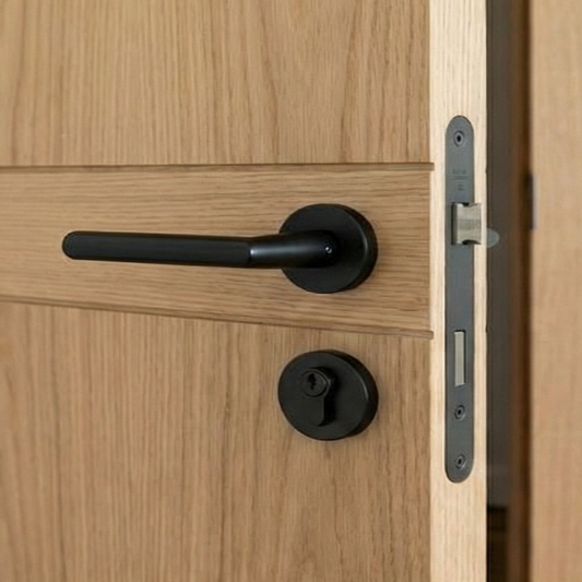 Detail der Design-Innentür Cross Line aus Eiche mit schwarzem Türgriff und Premium-Magnetfallenschloss