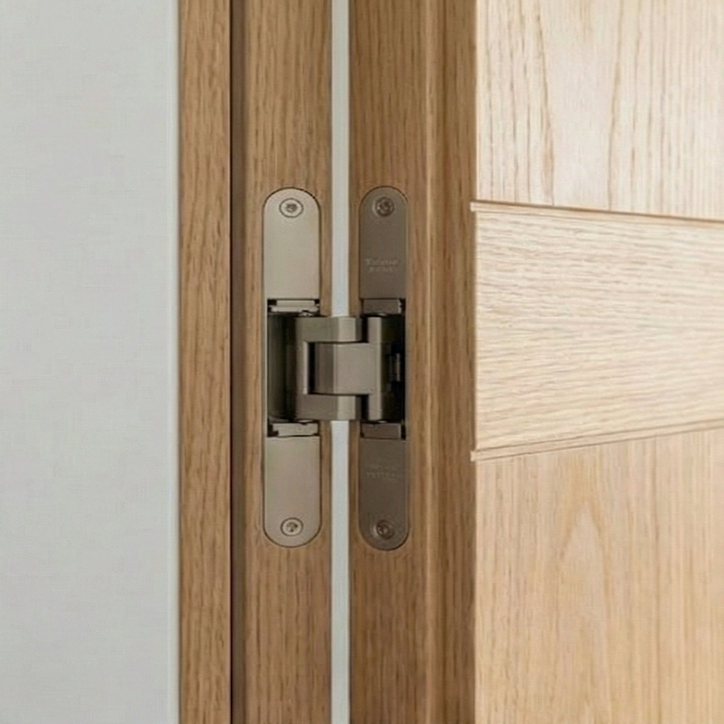 Verdecktes Tectus-Band der Design-Innentür Cross Line aus Eiche – flächenbündige Premium-Beschlagtechnik