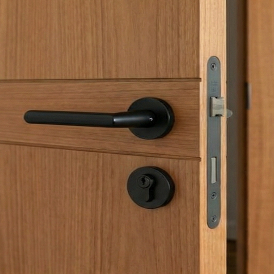 Detailaufnahme der Design Innentür Cross Line aus Ulme mit schwarzem Türgriff und Premium-Magnetfallenschloss – Holz Leidenschaft