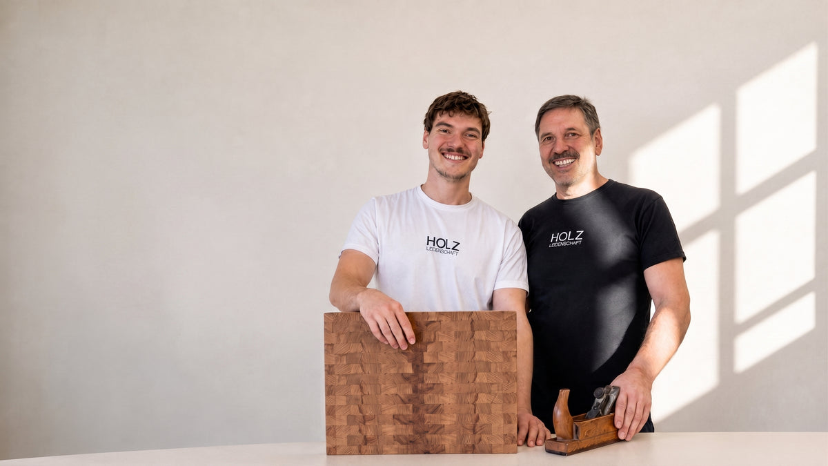 Leon Tatar und Schreinermeister Christoph Mark von Holz Leidenschaft mit einem Stirnholz-Schneidebrett