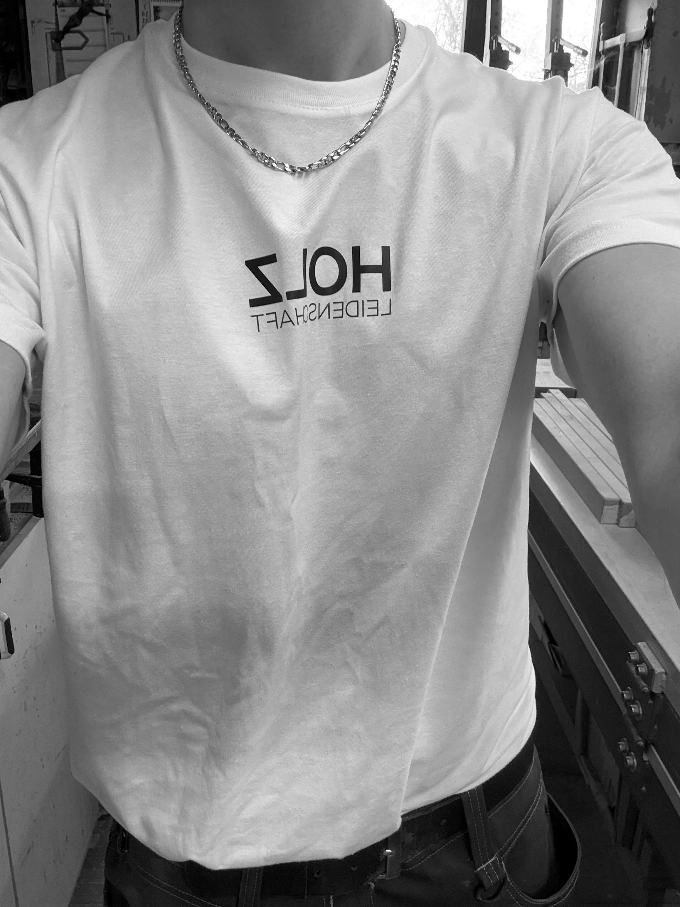 Detailaufnahme eines T-Shirts mit Holz Leidenschaft Logo in der Werkstatt