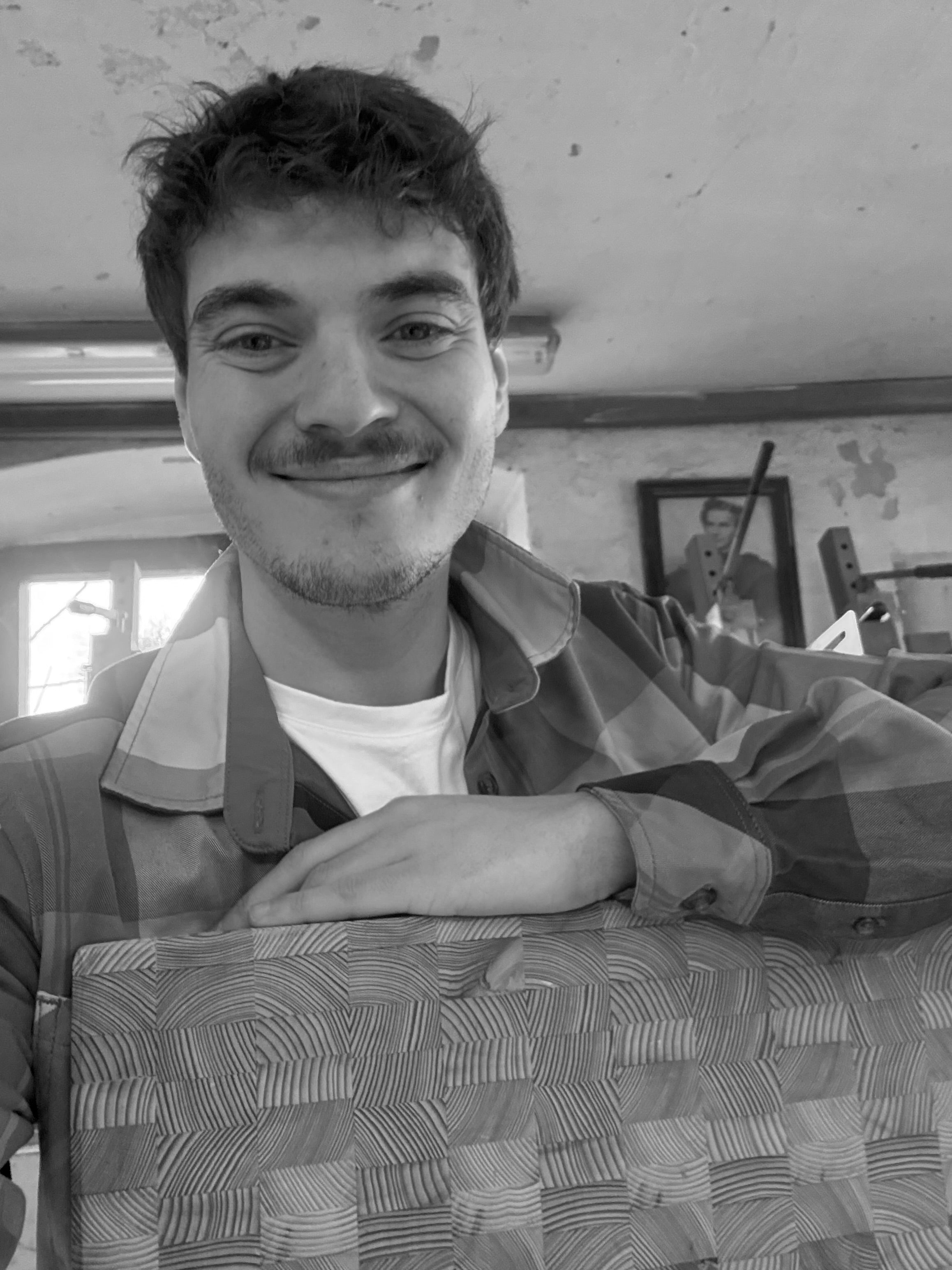 Leon in der Werkstatt von Holz Leidenschaft mit Stirnholz Schneidebrett, Portrait in handwerklicher Umgebung