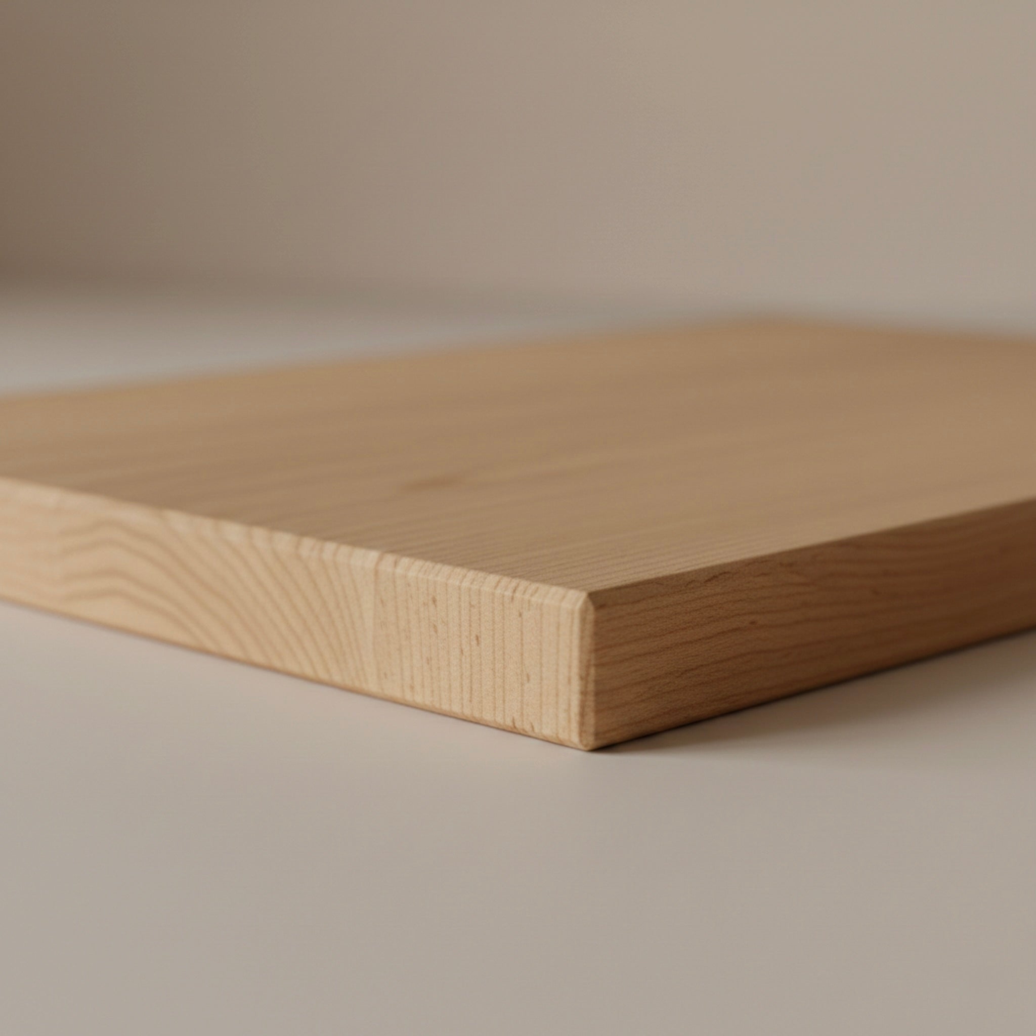 Detailansicht eines Schneidebretts aus massiver Buche mit sichtbarer Stärke und sauberer Kante