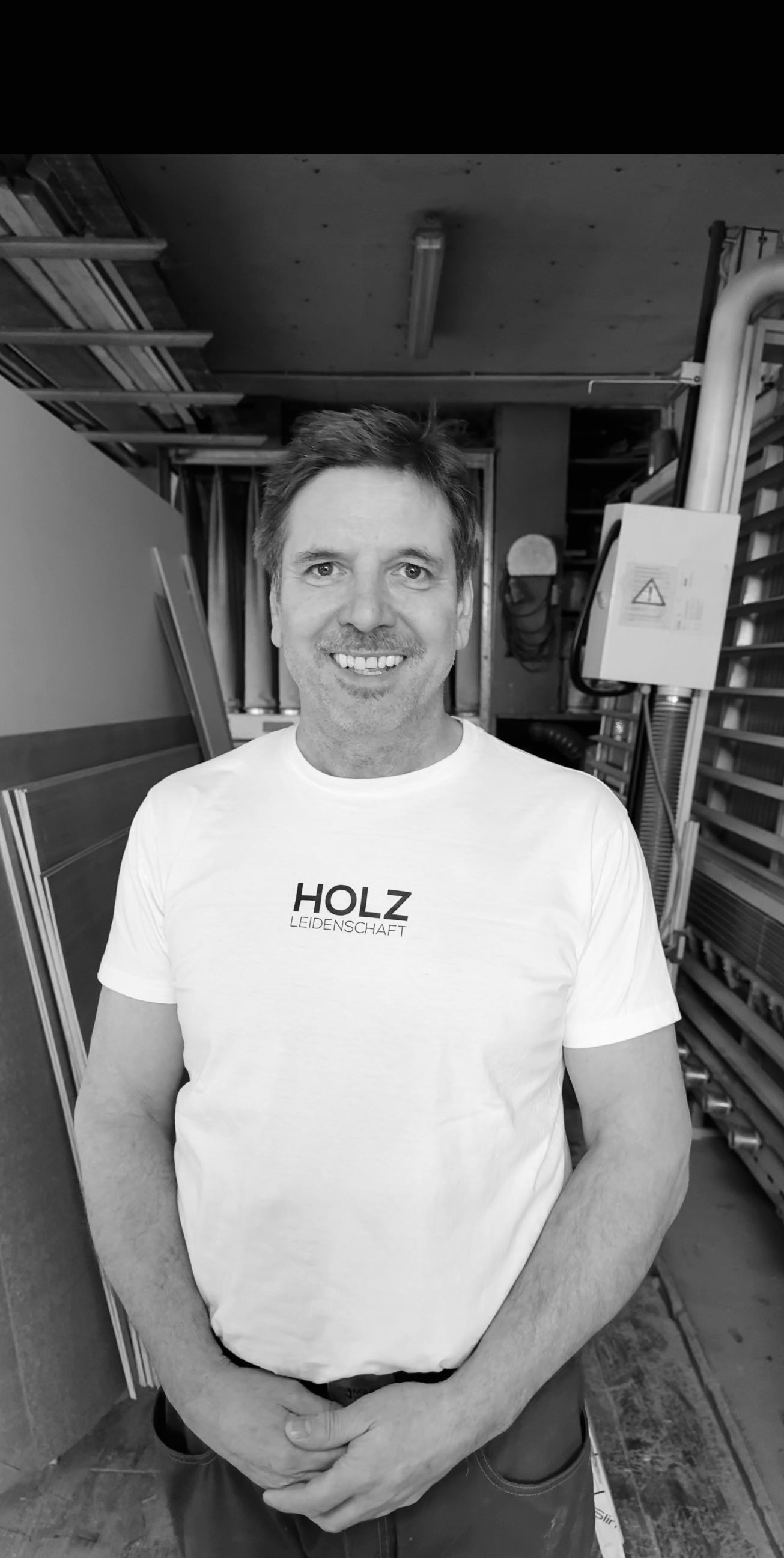 Schreiner Christoph in der Werkstatt von Holz Leidenschaft, Portrait in Arbeitsumgebung