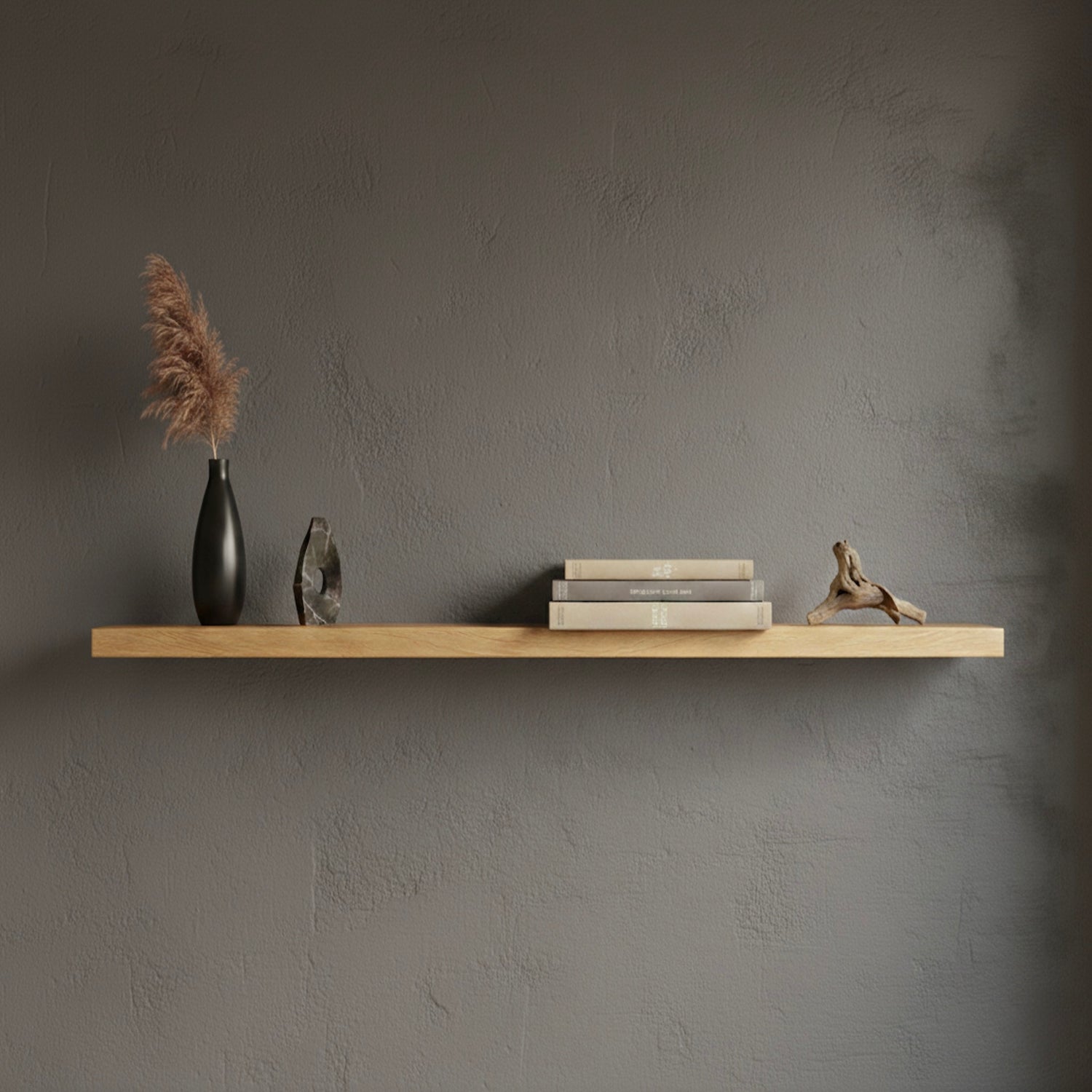 Schwebendes Wandregal aus Eiche Massivholz mit Büchern und Dekoration im minimalistischen Wohnstil.