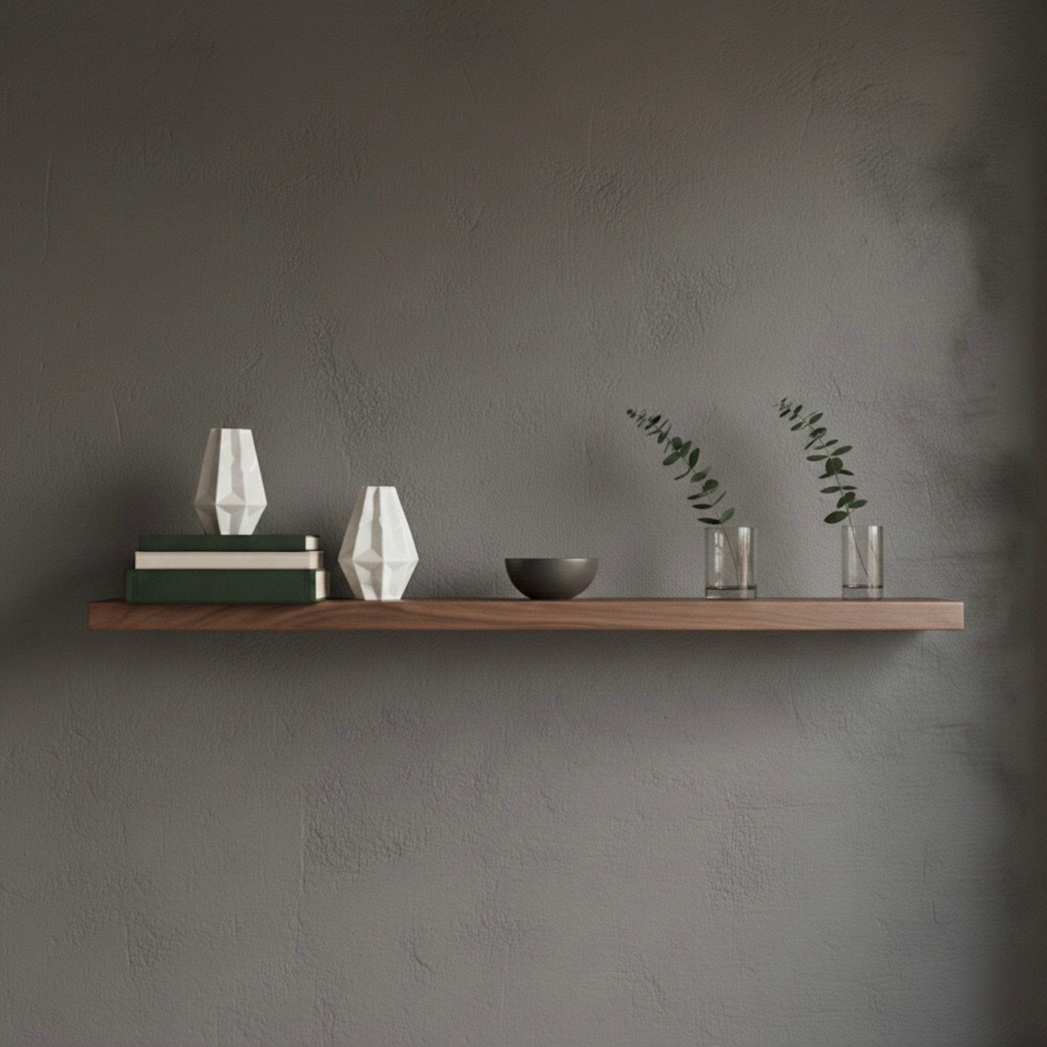 Schwebendes Wandregal aus Nussbaum Massivholz mit Büchern und Dekoration im minimalistischen Wohnstil.