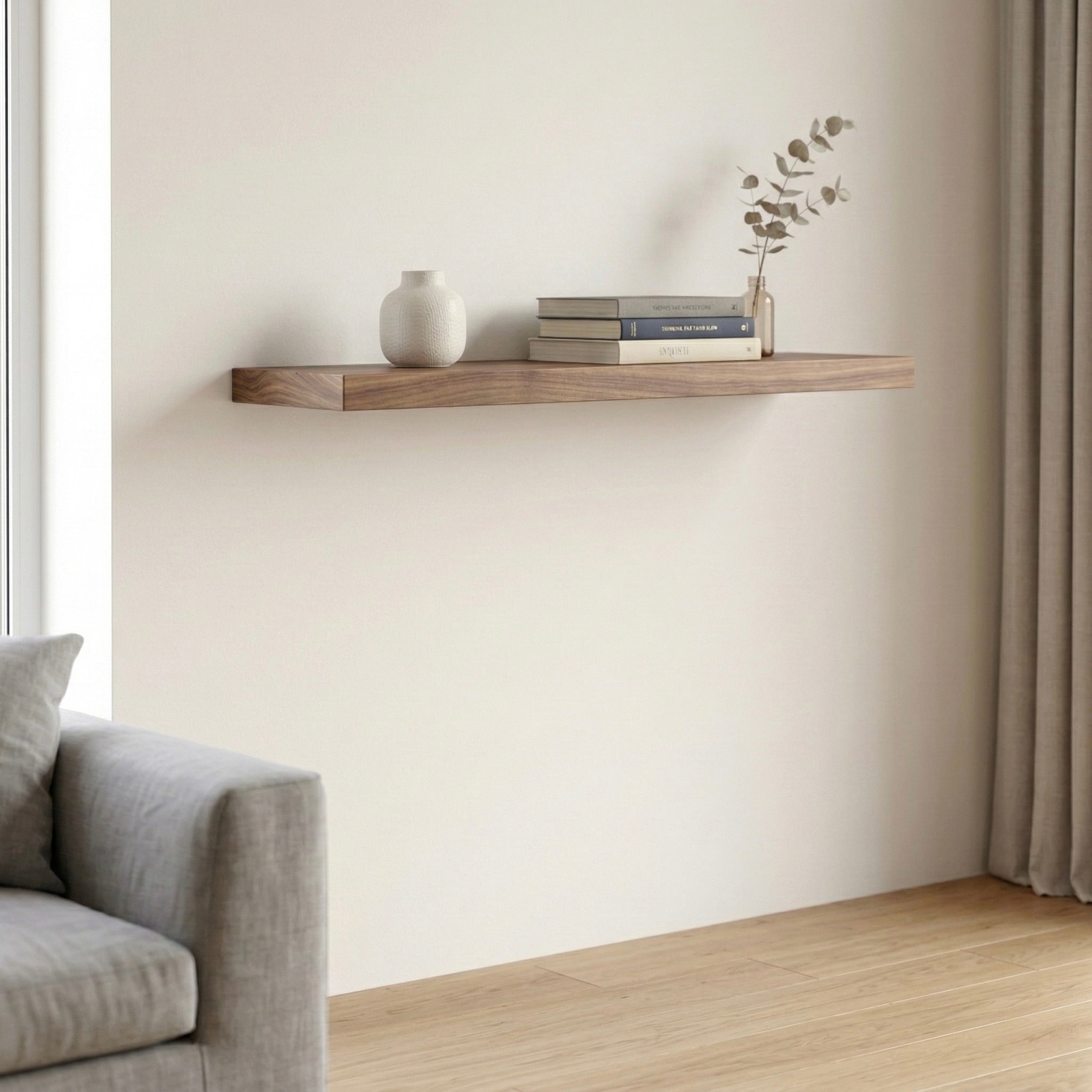 Schwebendes Wandregal aus Nussbaum Massivholz in einem modernen Wohnzimmer über einem Sideboard.