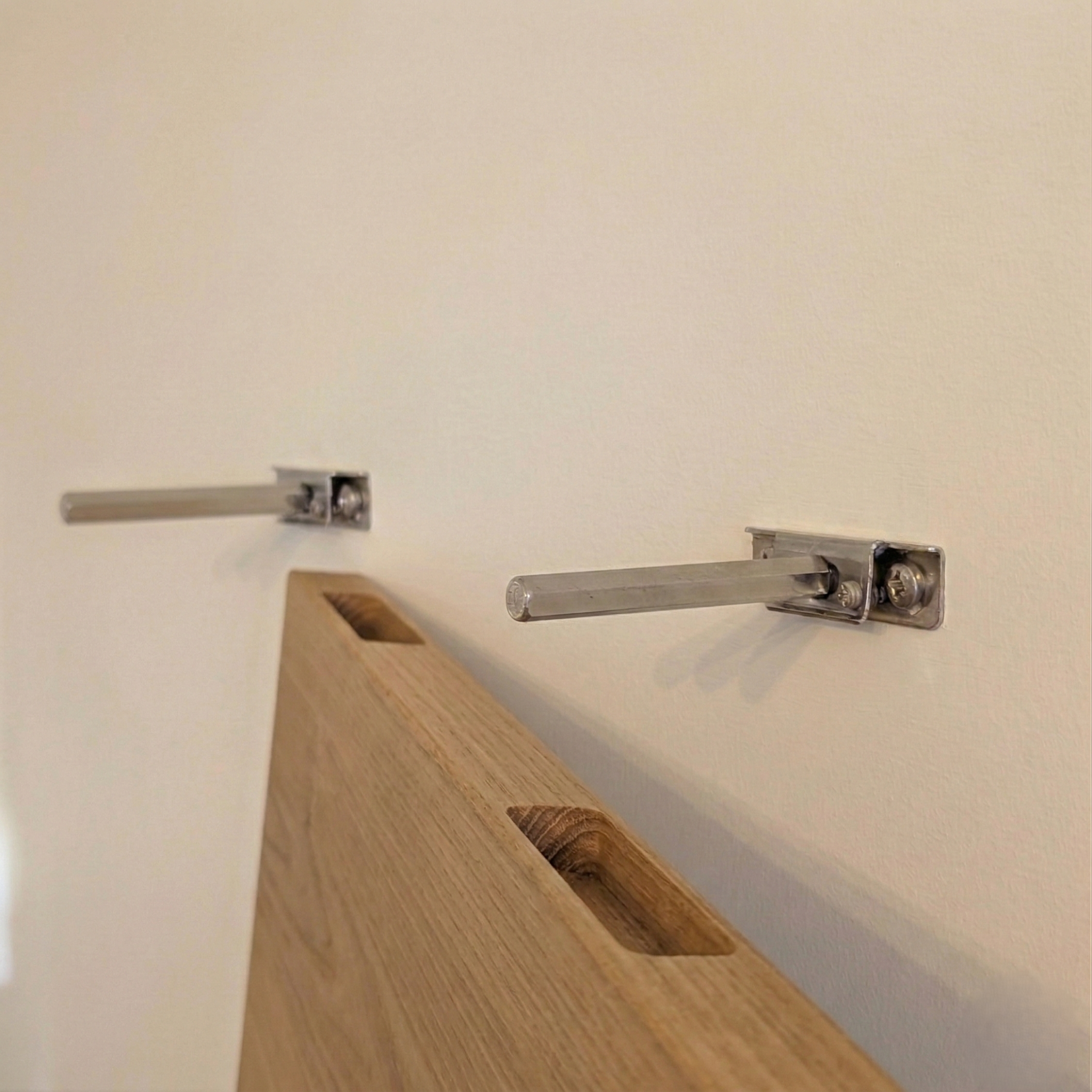 Schwebendes Wandregal aus Rüster Massivholz mit stabiler unsichtbarer Metallhalterung zur Wandmontage.