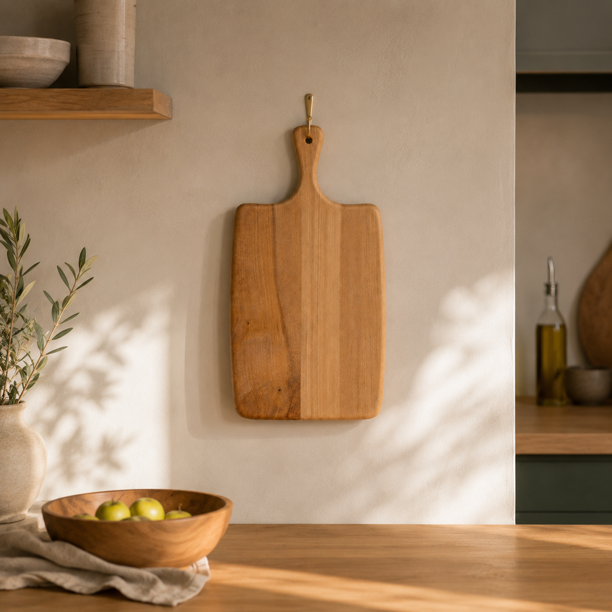 Servierbrett Buche Artisan aus Massivholz aufgehängt an einer Wand mit natürlicher Buchenmaserung