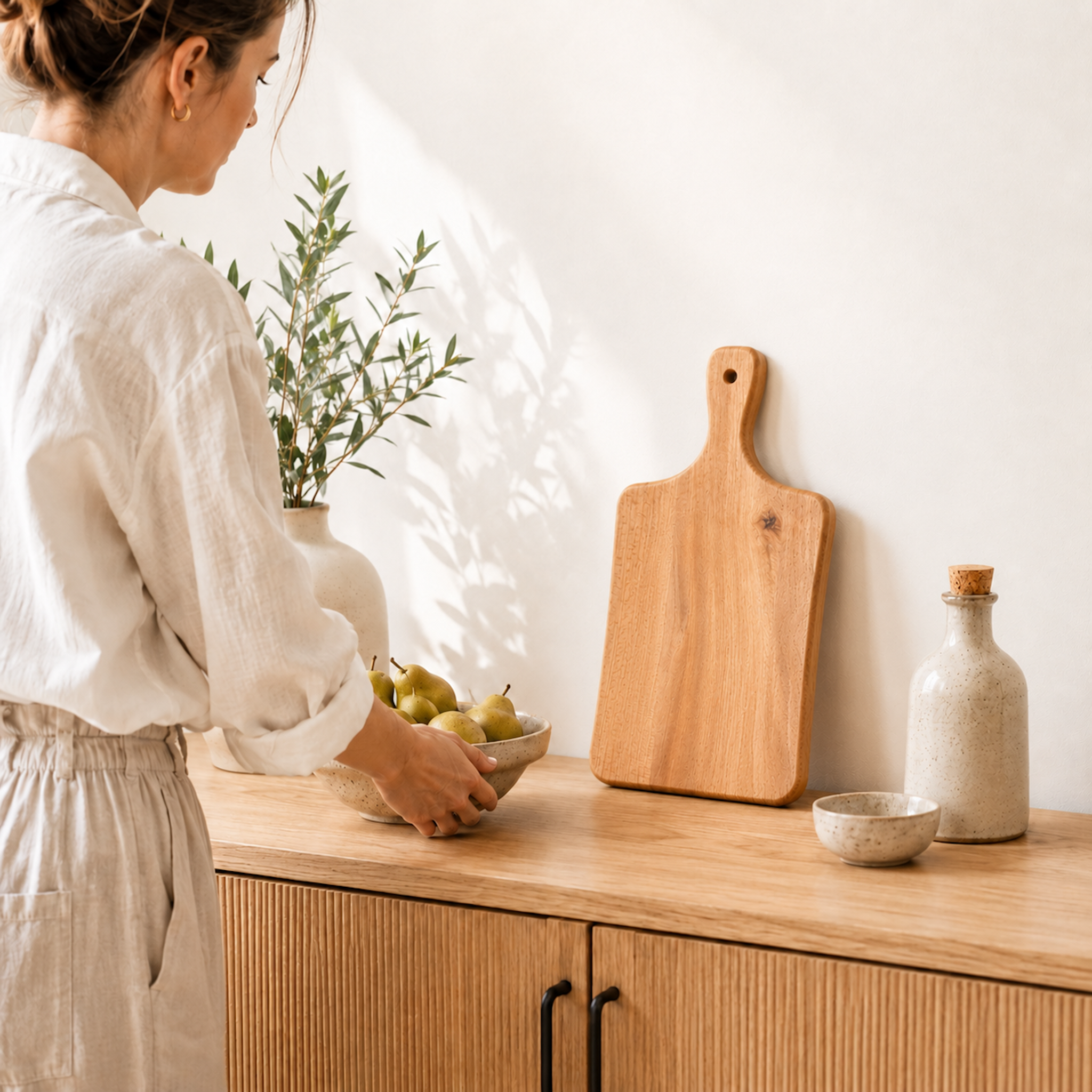 Servierbrett Buche Pure aus Massivholz als stilvolles Dekoelement auf einem Sideboard im hellen Wohnraum