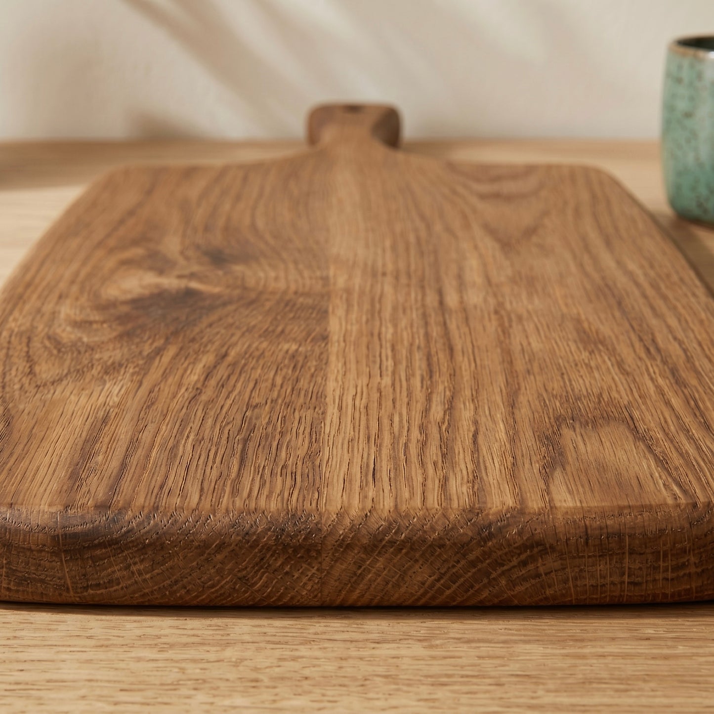 Servierbrett Eiche Artisan aus Massivholz mit abgerundeten Kanten und markanter Eichenmaserung