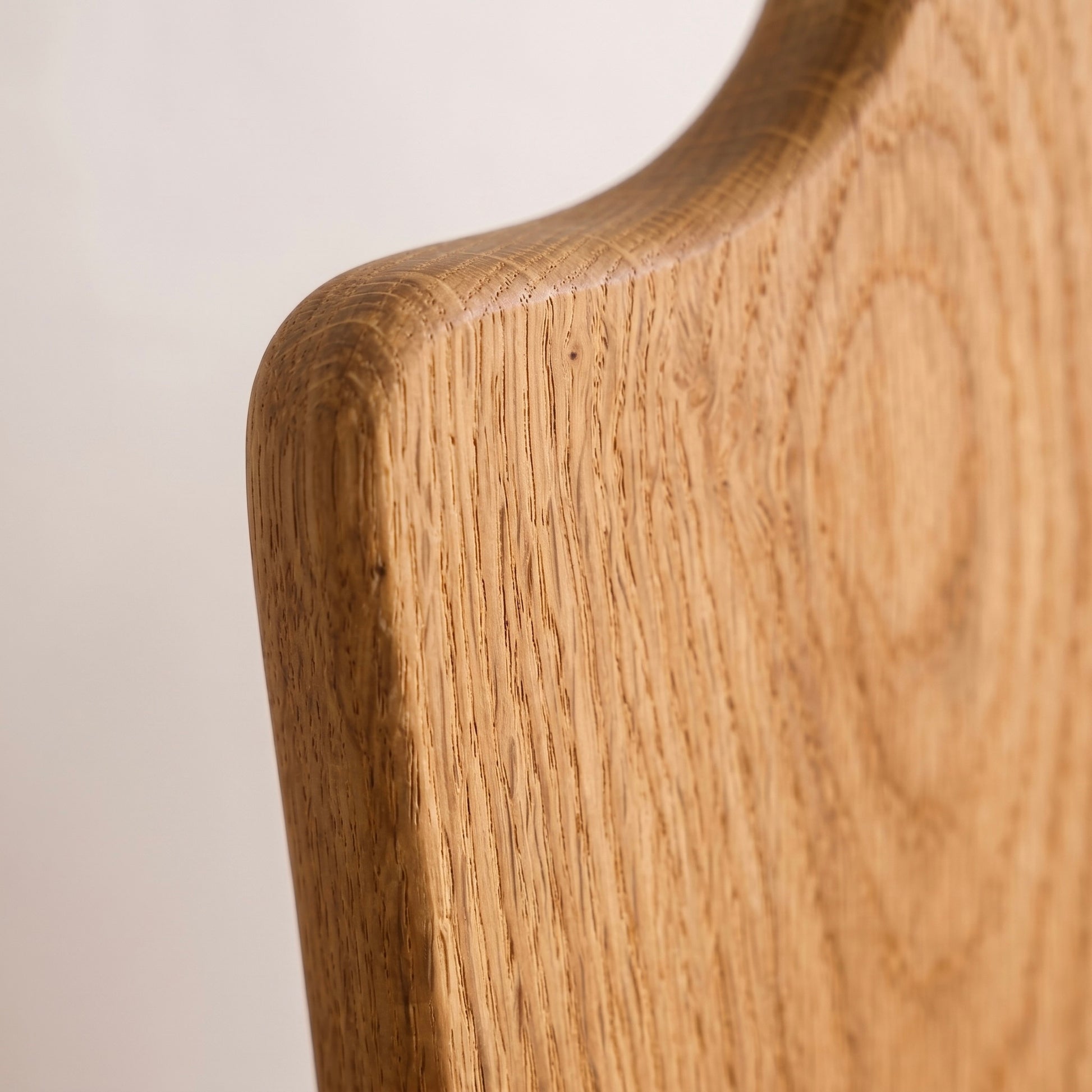 Detailaufnahme des Servierbretts Eiche Pure aus Massivholz mit abgerundeter Kante und natürlicher Eichenmaserung
