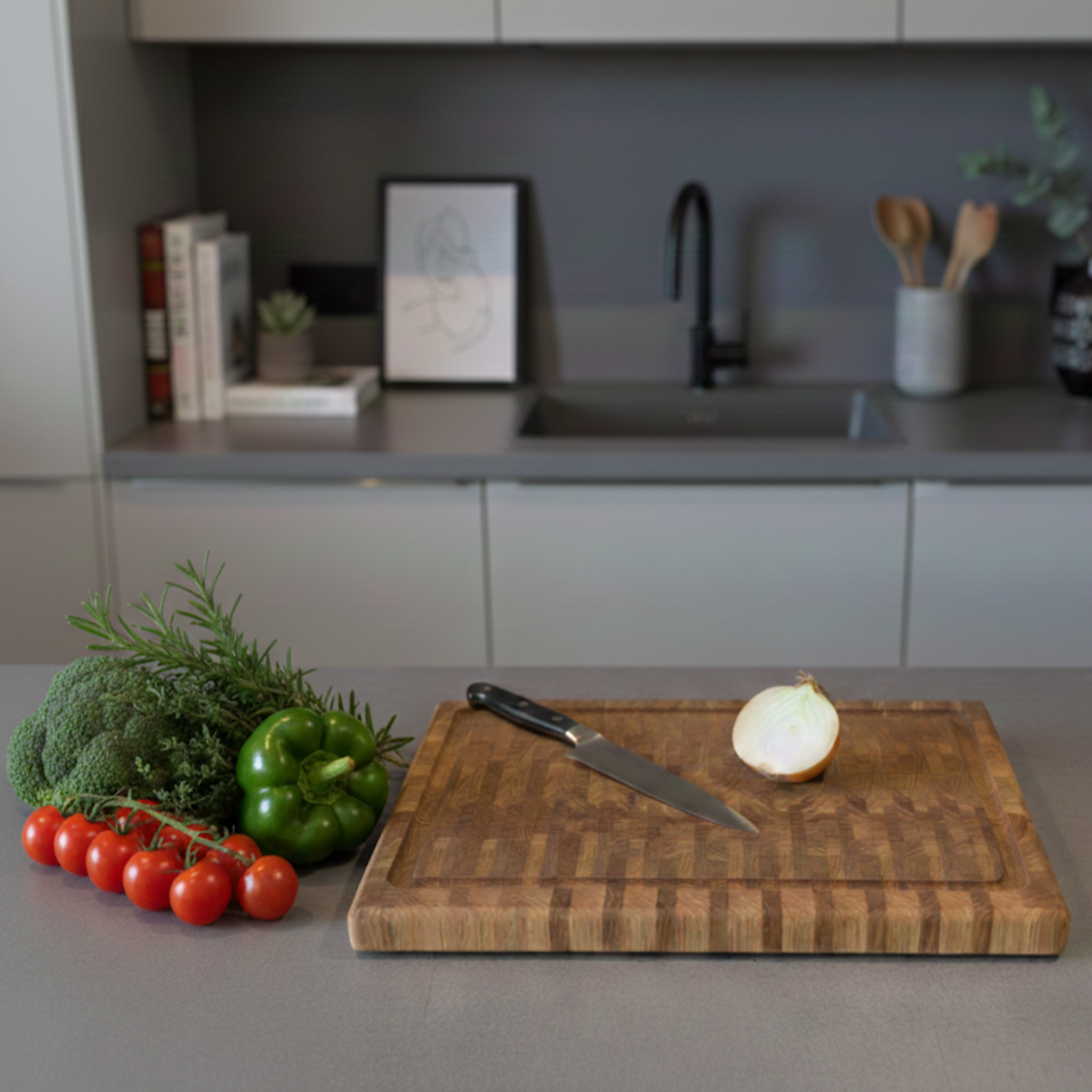 Stirnholz-Schneidebrett aus Eiche Massivholz in moderner Küche mit Gemüse und Messer