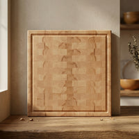 Stirnholz Schneidebrett aus Buche mit Saftrille frontal in heller, natürlicher Küchenszene