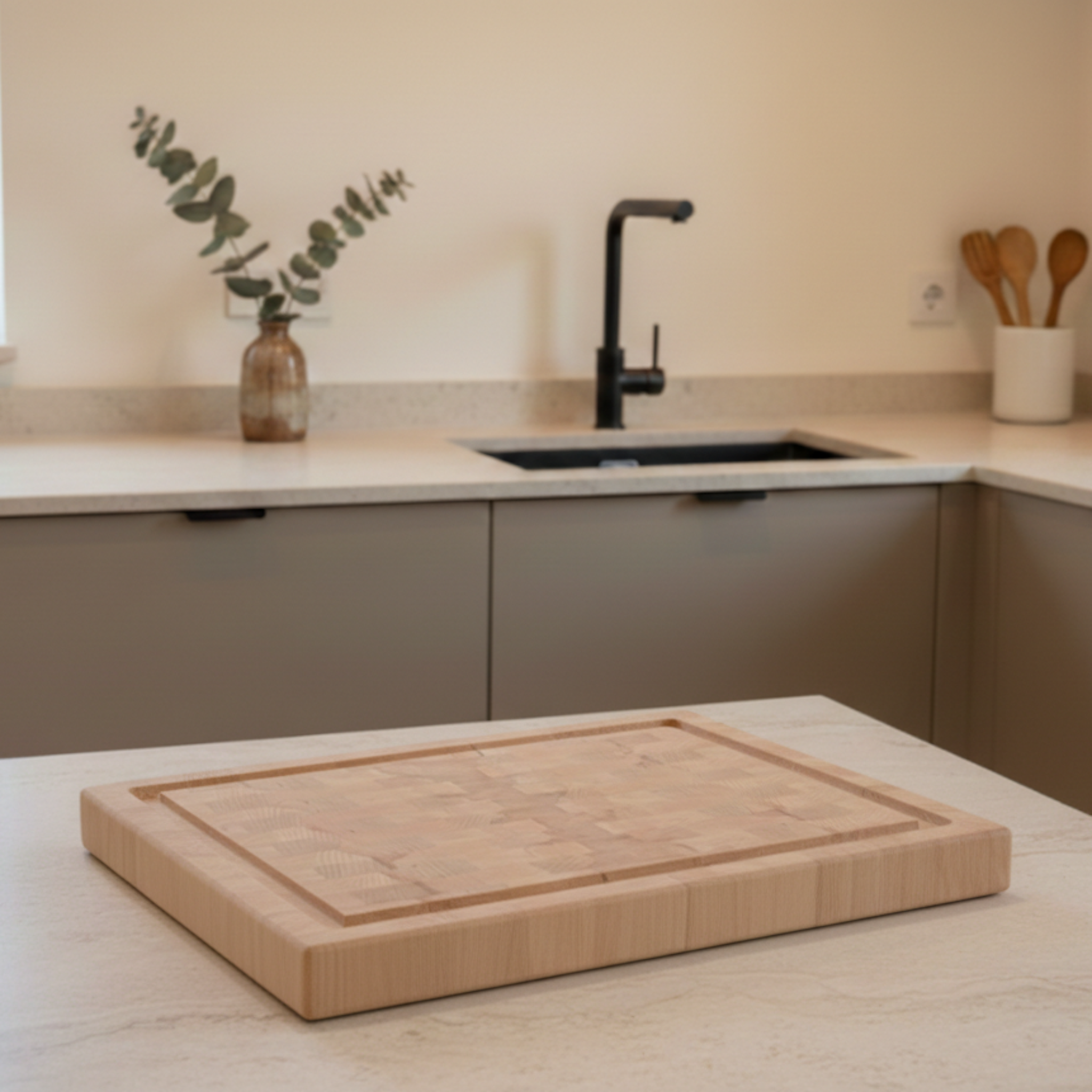 Stirnholz Schneidebrett aus Buche Massivholz mit Saftrille auf heller Küchenarbeitsfläche, moderne Küche – handgefertigt von Holz Leidenschaft