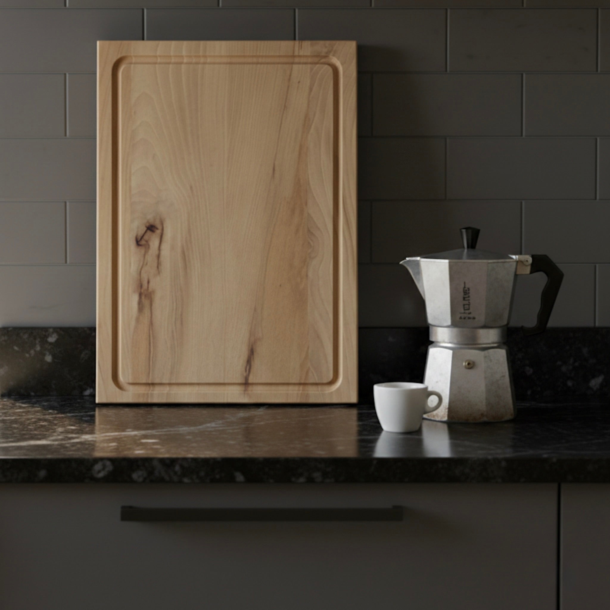 Stirnholz Schneidebrett aus Buche Massivholz mit Saftrille stehend in moderner Küche mit Bialetti Espressokocher