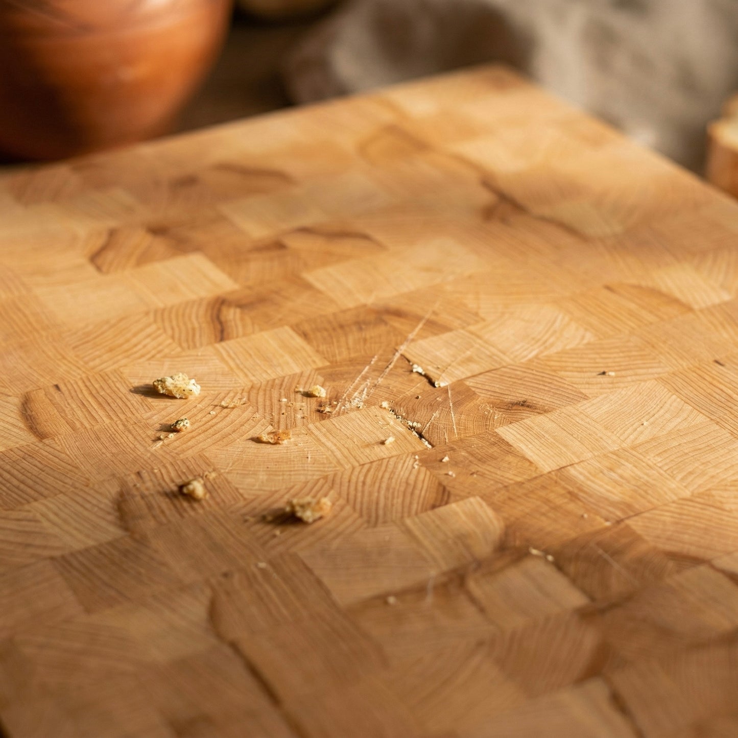 Detailaufnahme eines Stirnholz Schneidebretts aus Buche mit leichten Messerspuren und natürlicher Holzstruktur