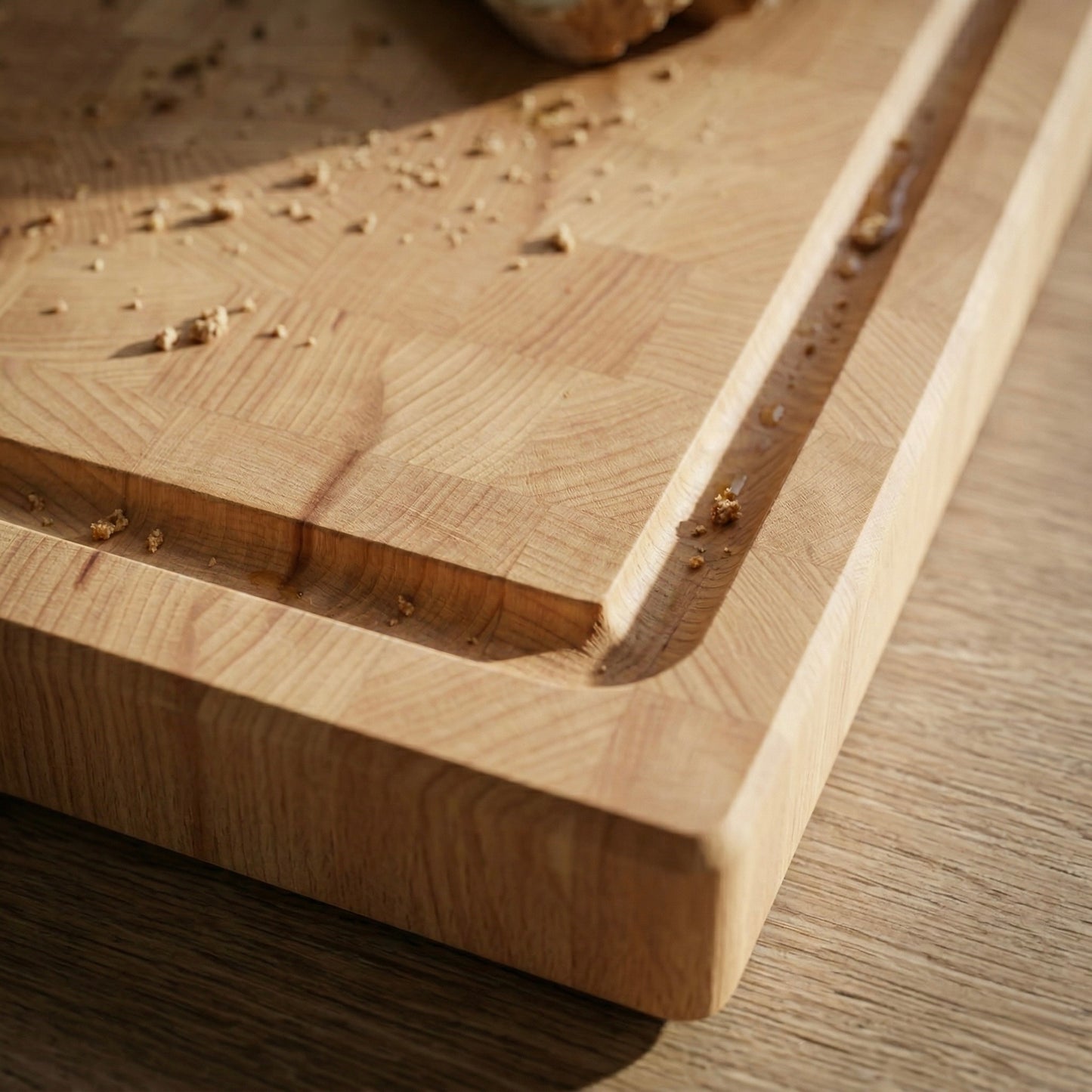 Detailaufnahme eines Stirnholz Schneidebretts aus Buche mit Saftrille und feiner Holzstruktur
