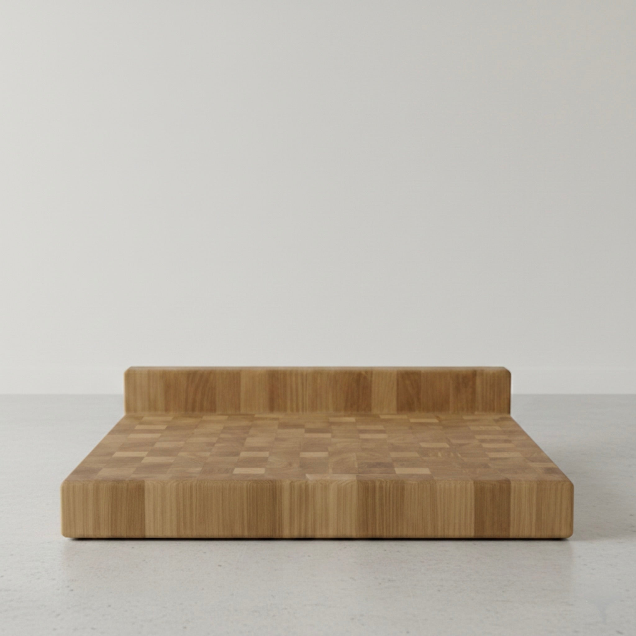 Frontale Kantenansicht eines Stirnholz Schneidebretts aus Eiche Massivholz mit integrierter Anschlagkante