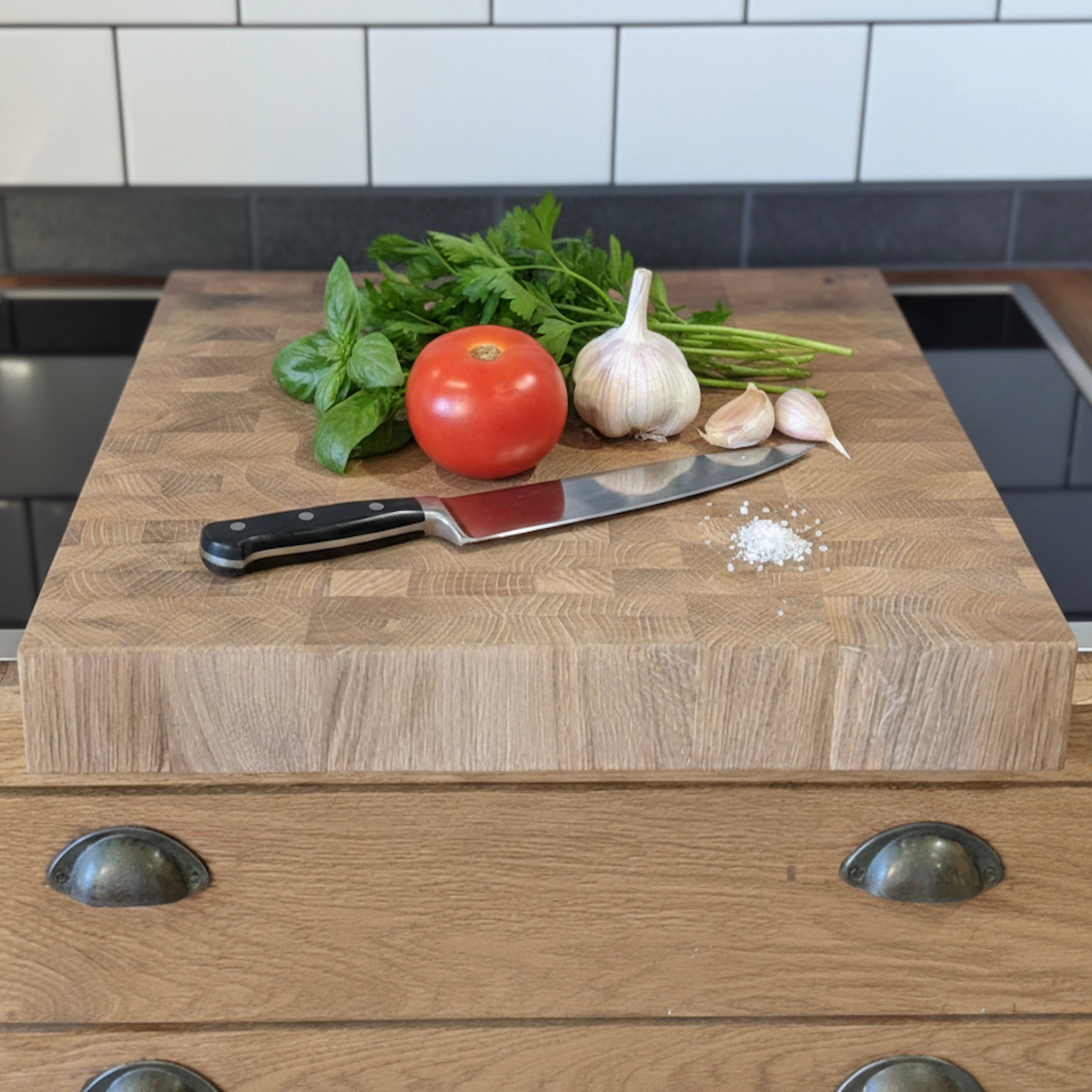 Stirnholz Schneidebrett aus Eiche Massivholz mit Anschlagkante, Messer, Tomate, Knoblauch und Kräutern in moderner Küche